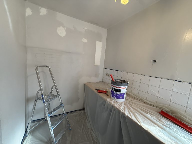 Tapisserie appartement hôtel à Tours — avant travaux