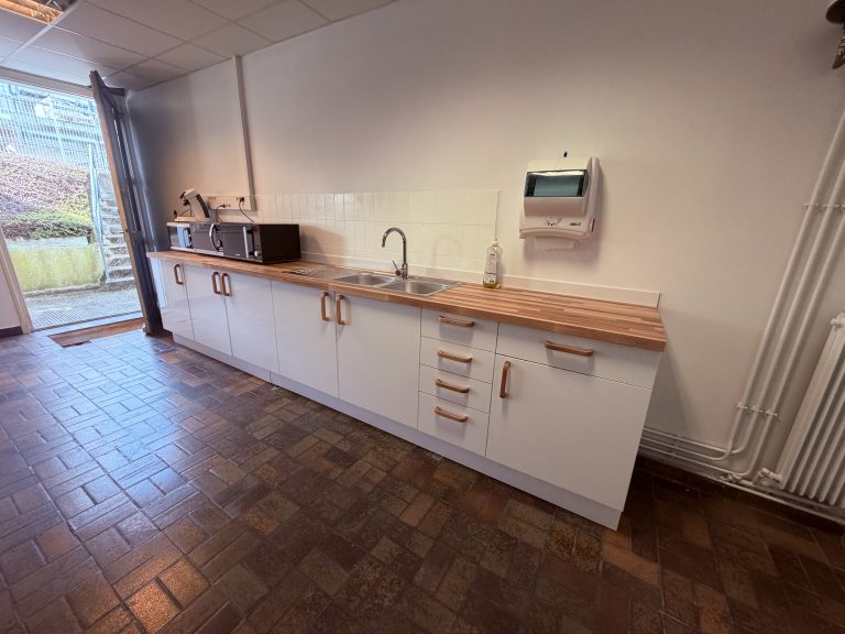 Rénovation salle de repos salariés à Tours — après travaux, réalisée par Quidservices