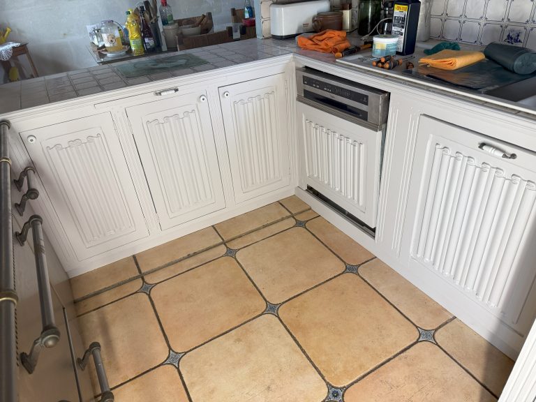 Rénovation peinture cuisine à Tours — après travaux, réalisée par Quidservices