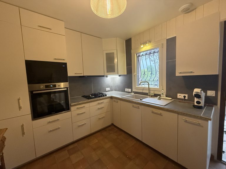 Rénovation cuisine à Bourges — après travaux, réalisée par Quidservices