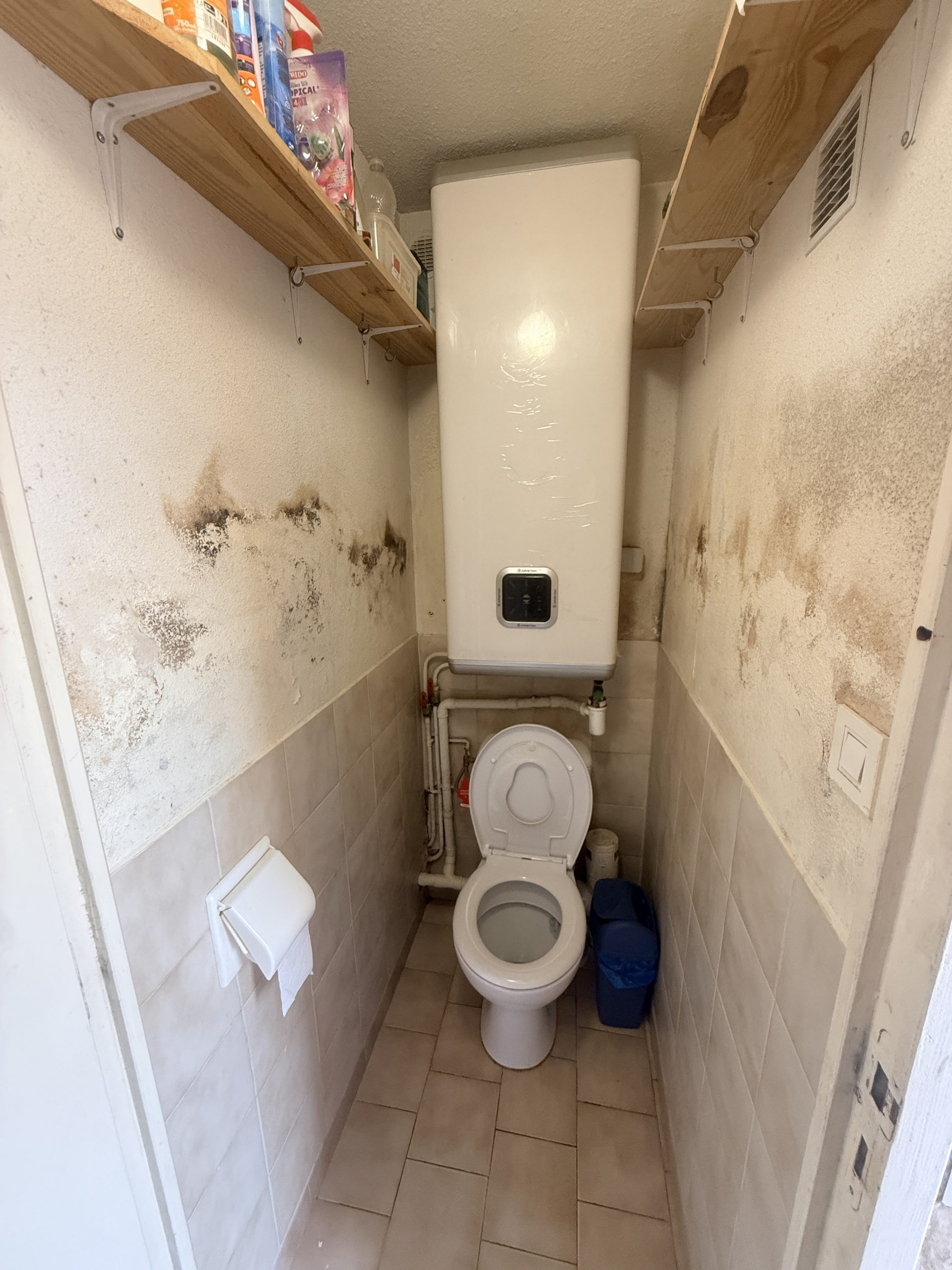 WC avant rénovation, murs humides Frontignan