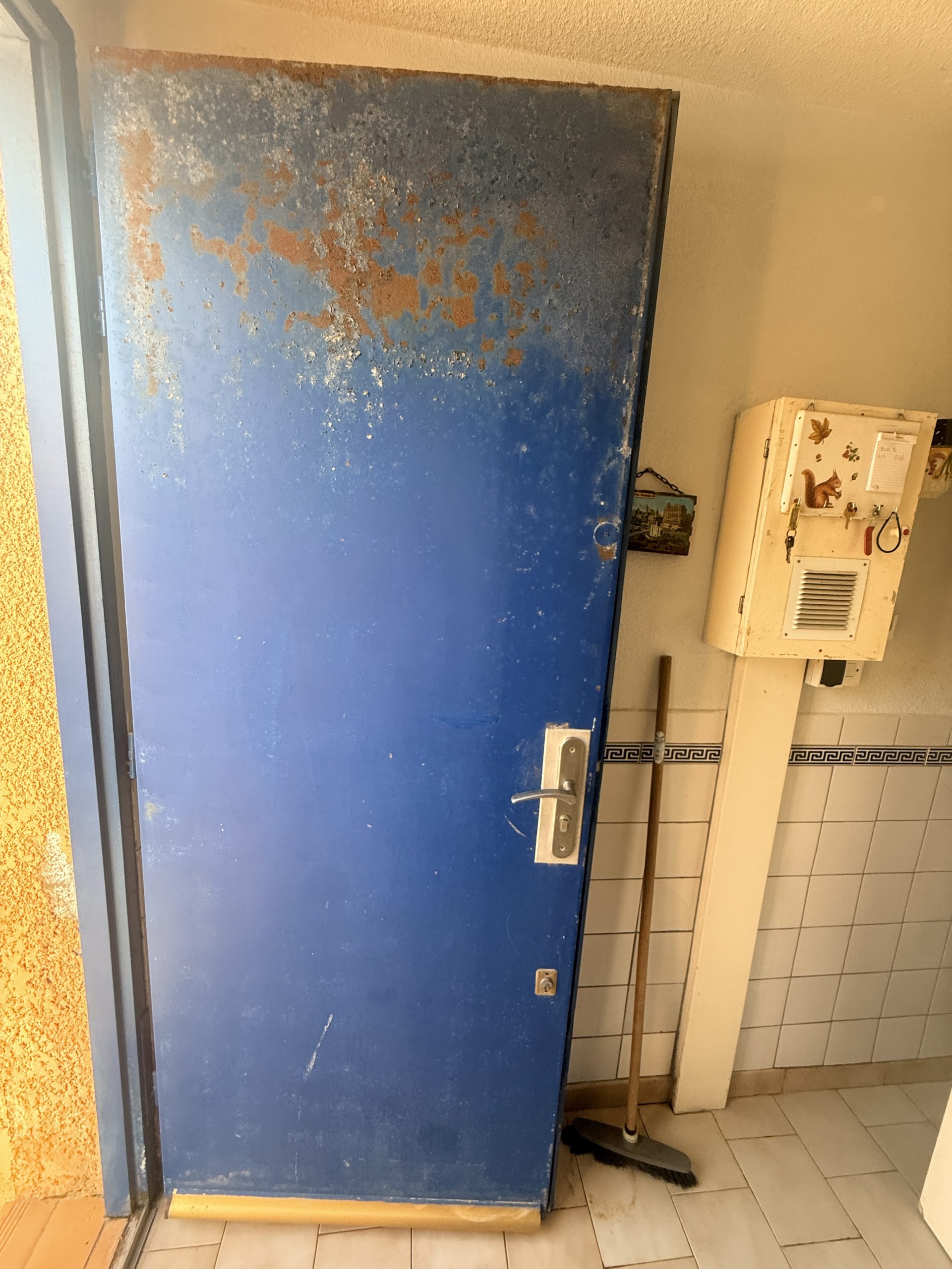 Porte marquée par l'humidité, déposée pendant le chantier