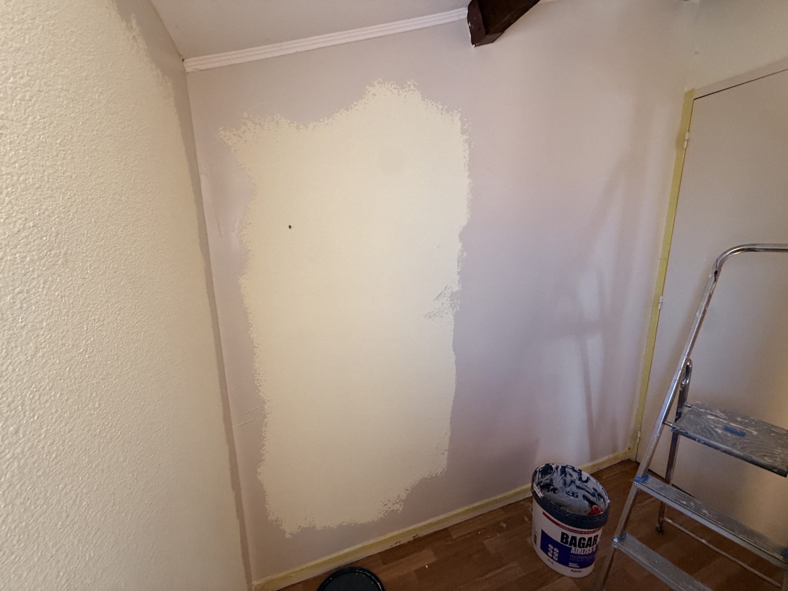 Préparation des murs de la chambre