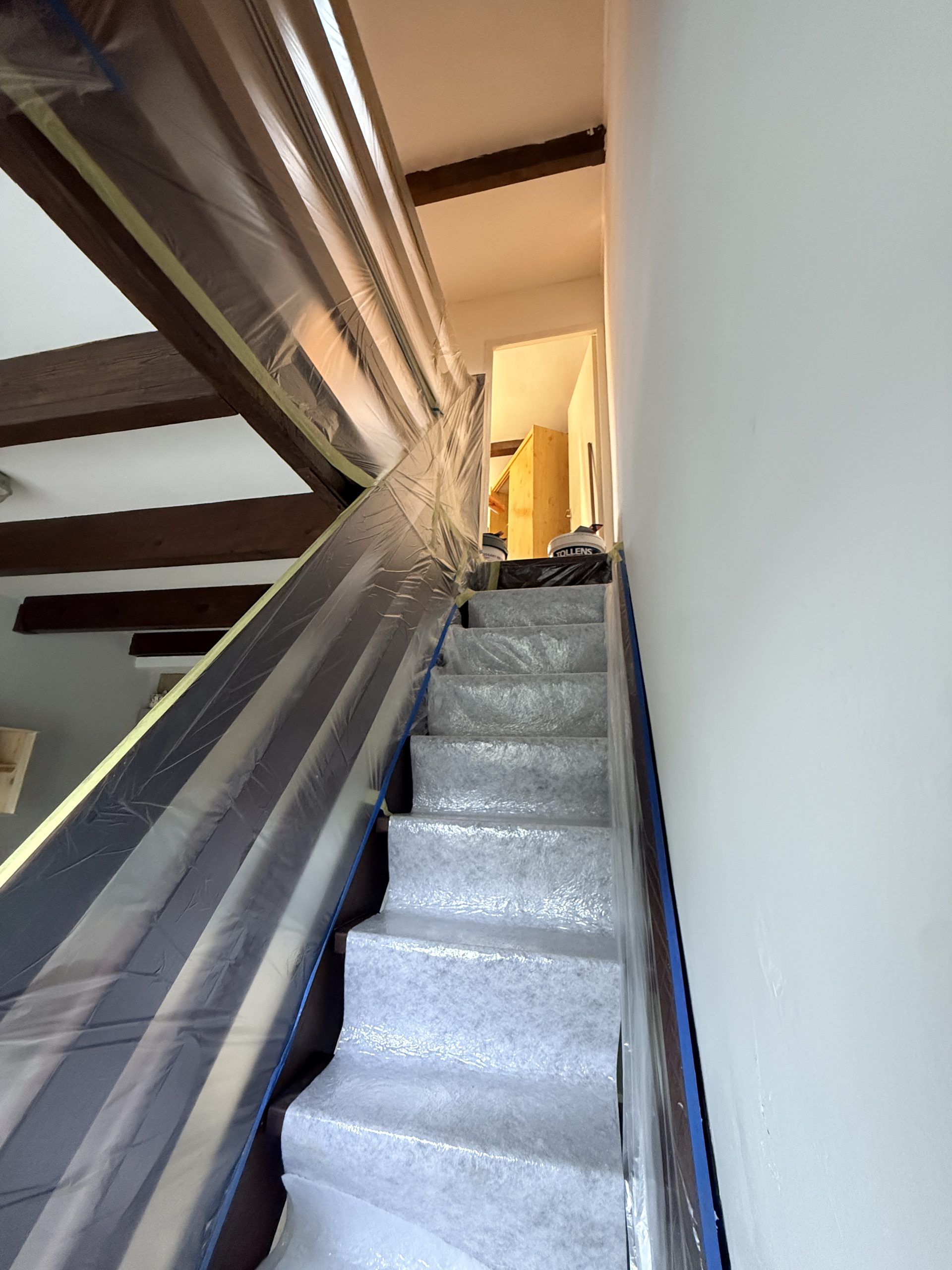 Ratissage du mur de l'escalier