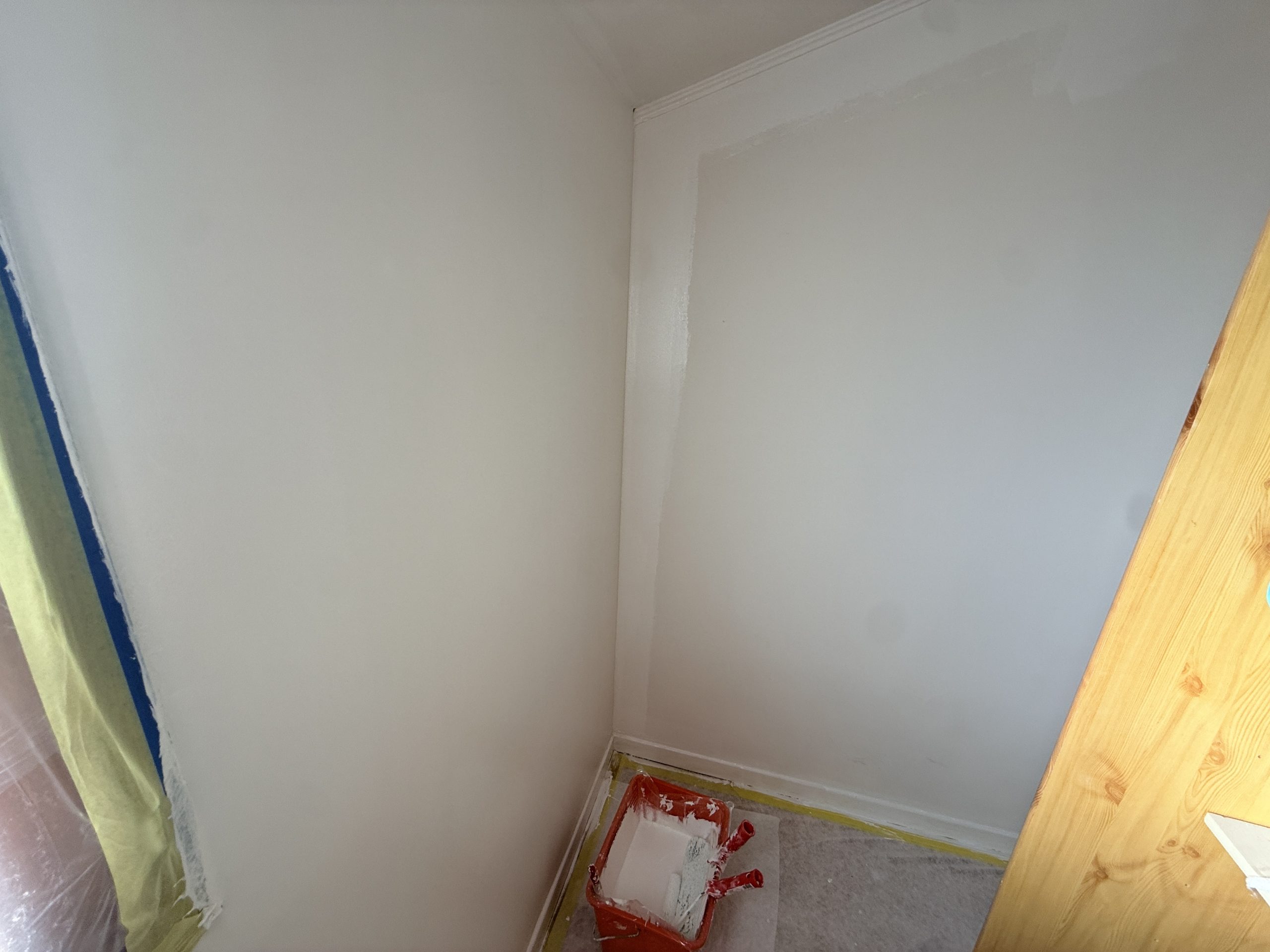 Application de la peinture velours sur la chambre