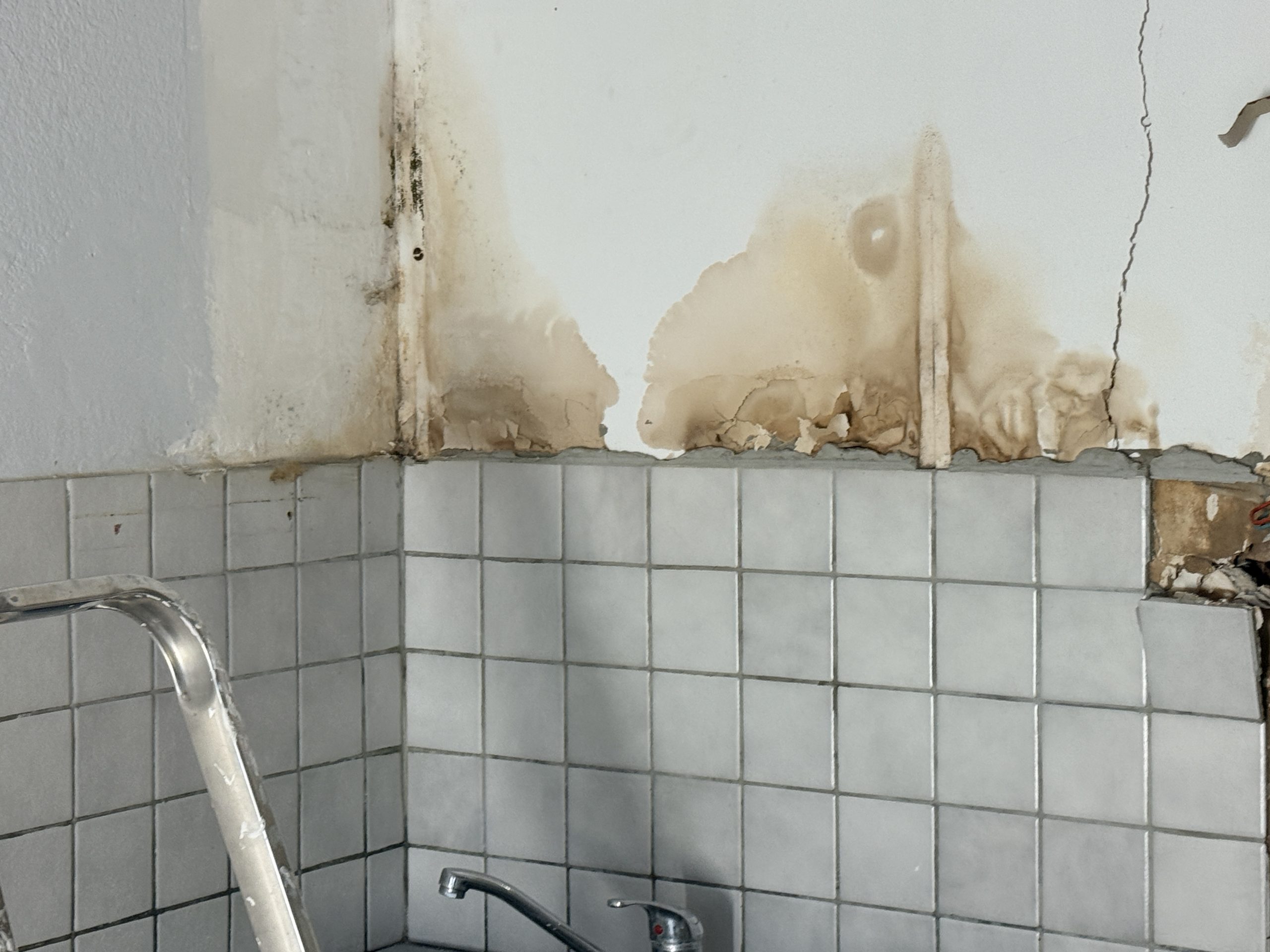 Auréoles d'humidité par capillarité sur le mur