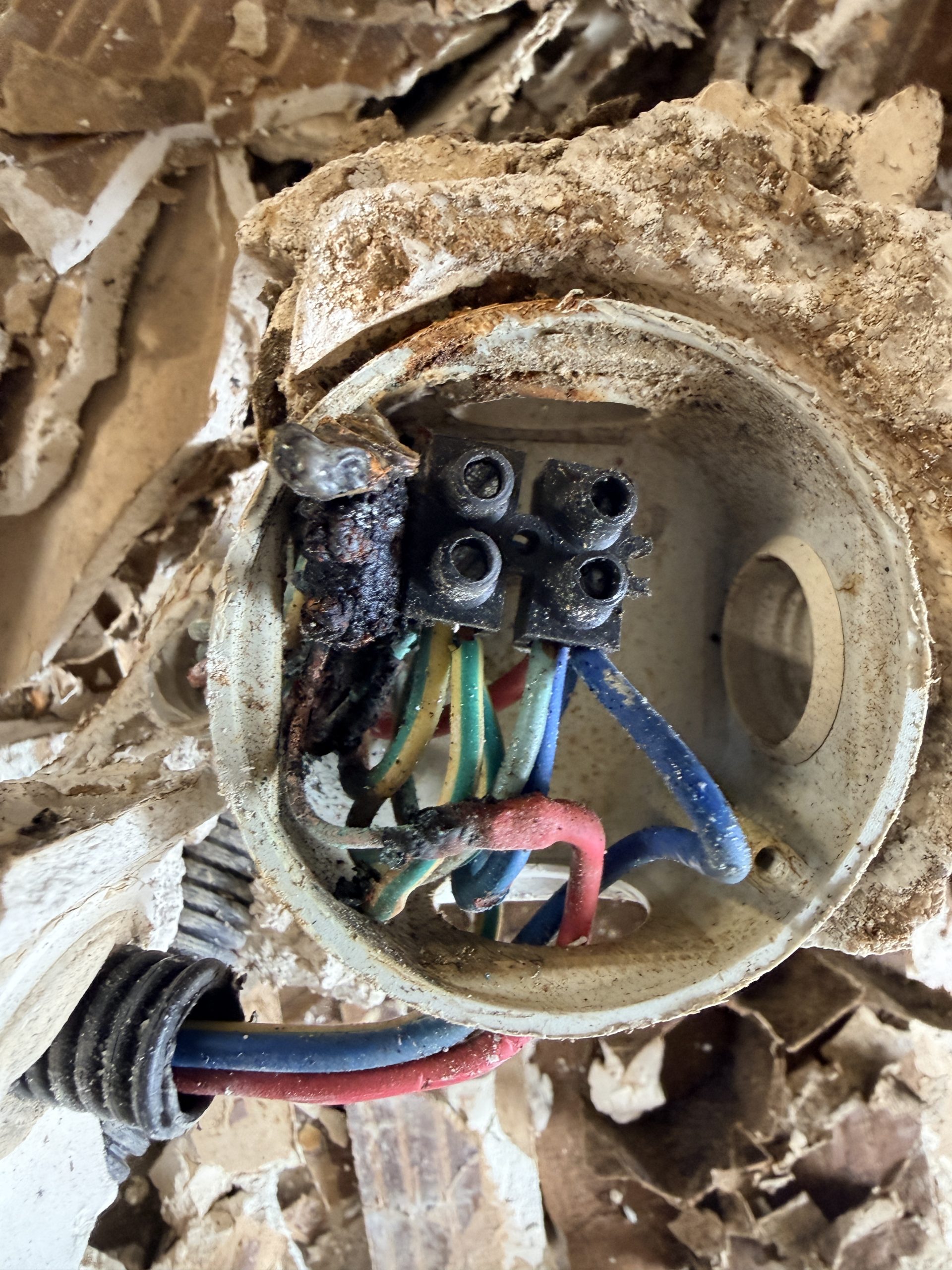 Domino électrique calciné par un court-circuit dû à l'eau