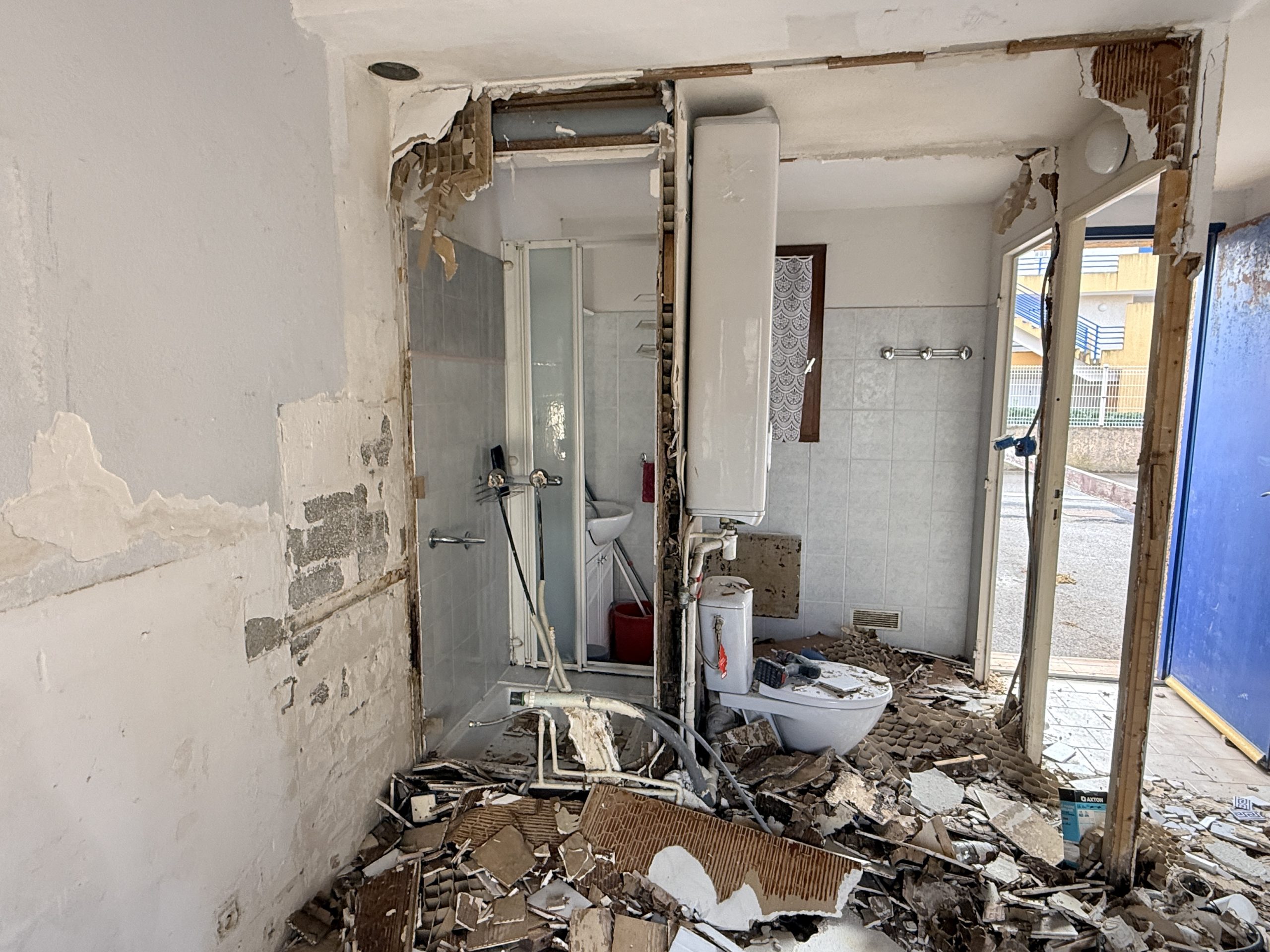 Cloisons salle de bain et WC démolies Frontignan