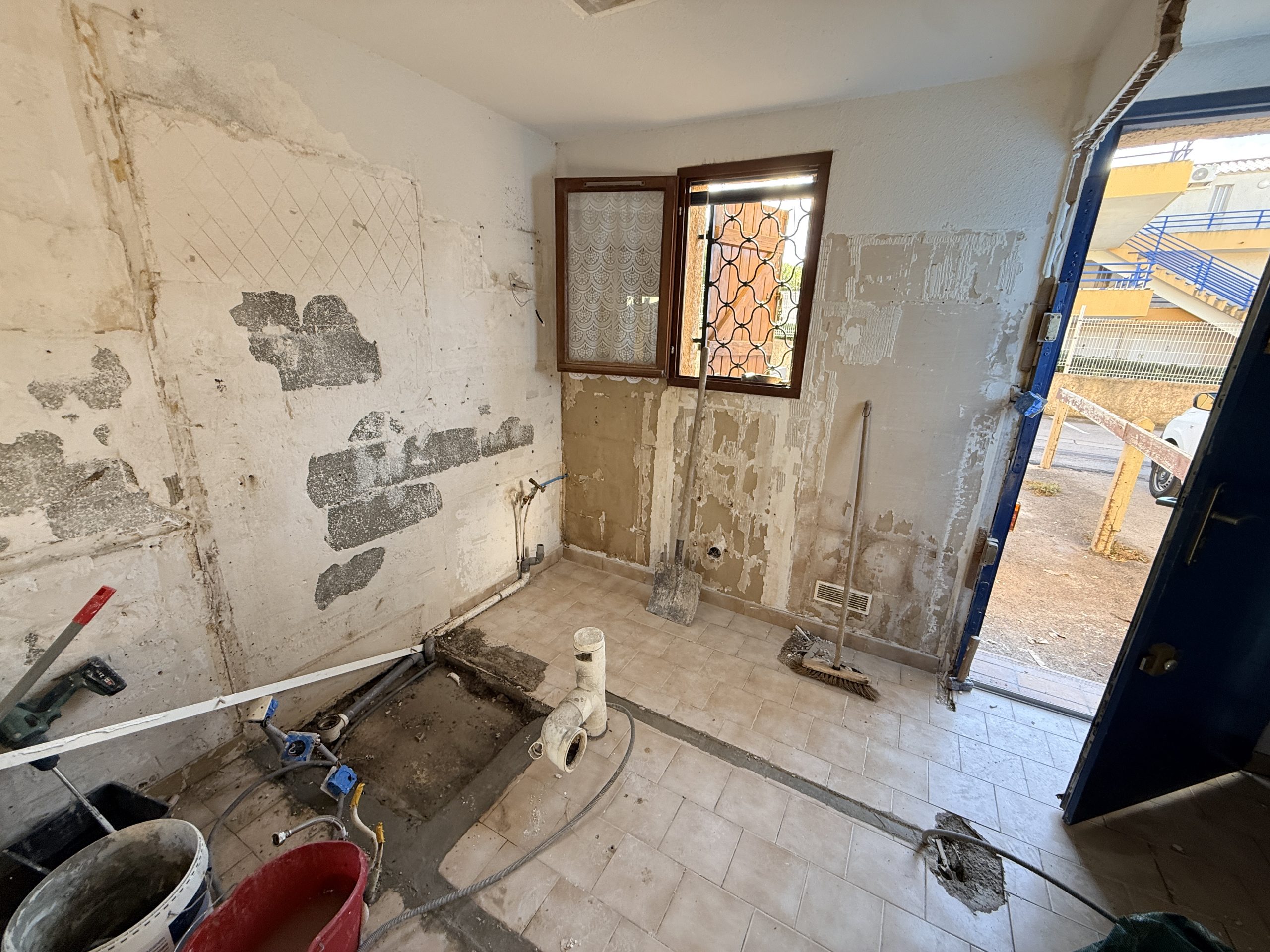Pièce vidée et assainie, prête pour la reconstruction Frontignan