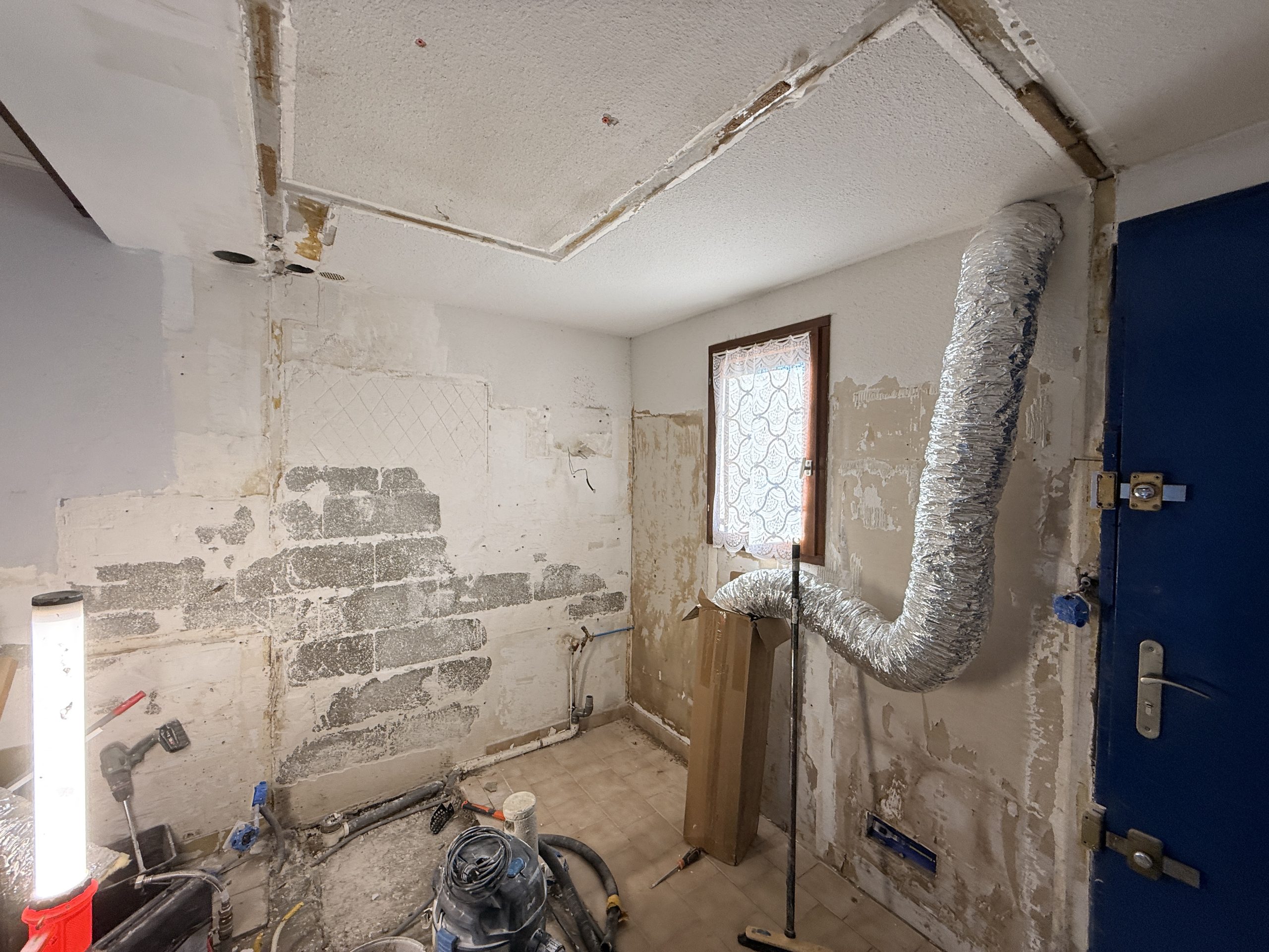Pose de la gaine VMC neuve lors de la rénovation Frontignan