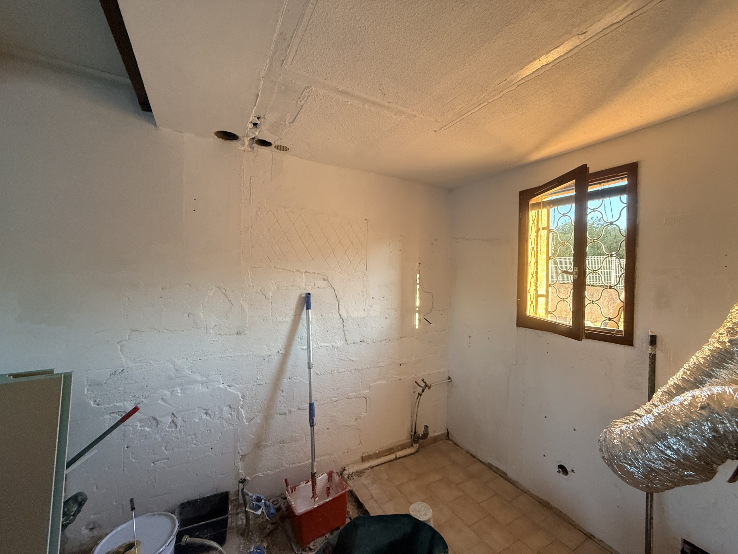 Primaire d'accroche sur les murs avant enduit fibré