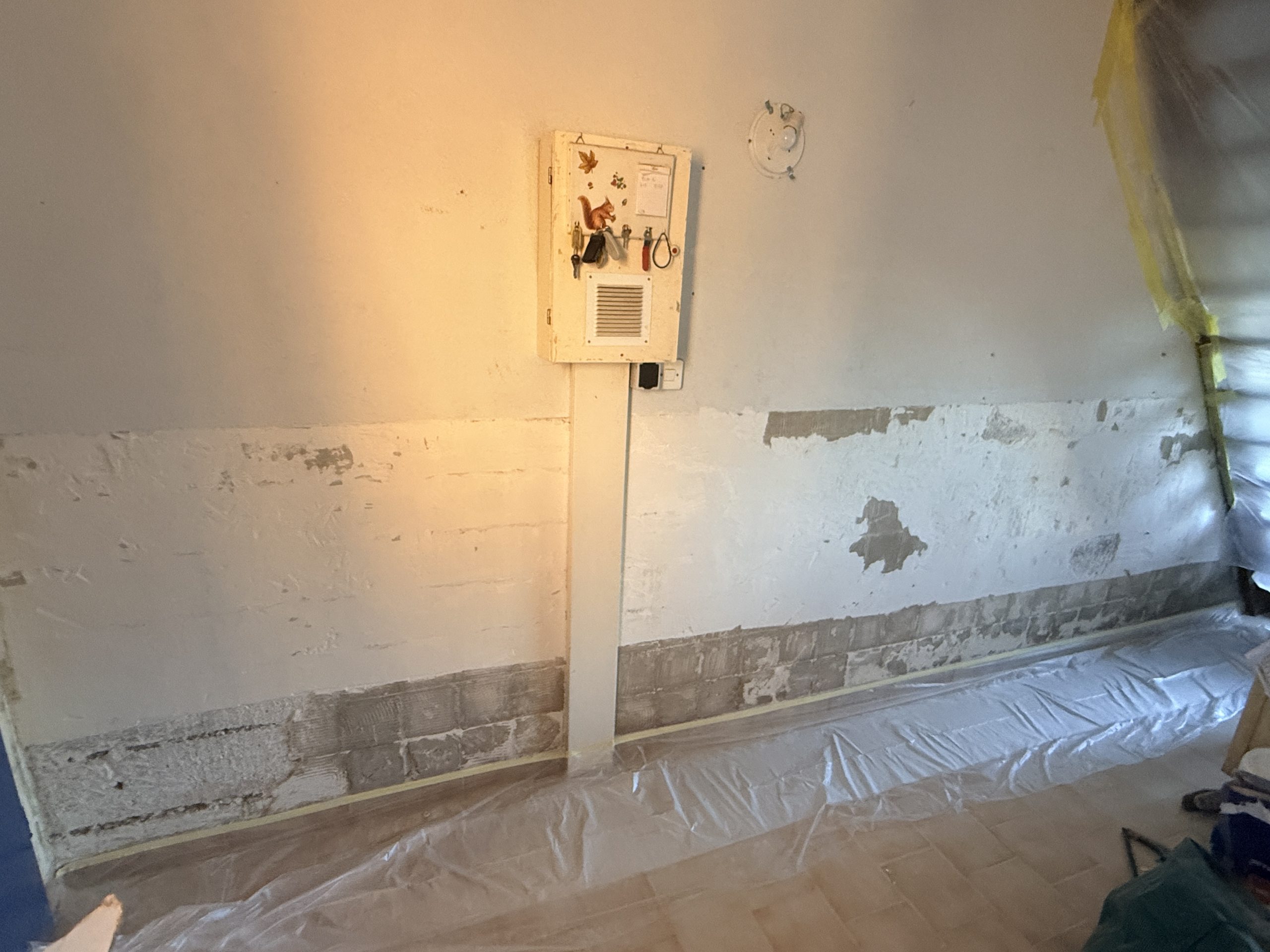Enduit et ratissage complet du mur après dépose de la faïence