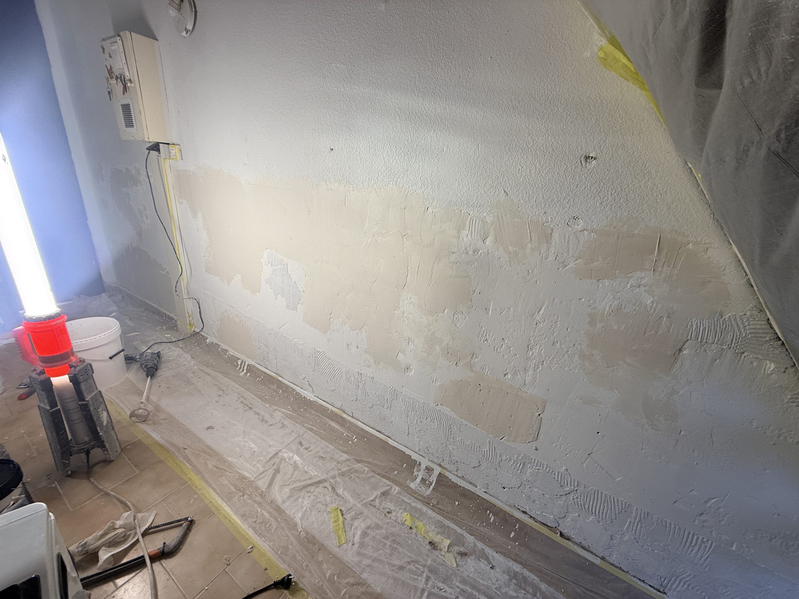 Ratissage complet du mur à l'enduit fibré