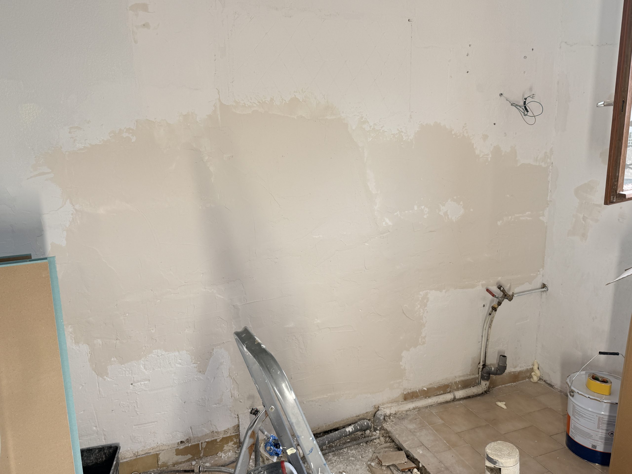 Application du primaire d'accroche sur les murs