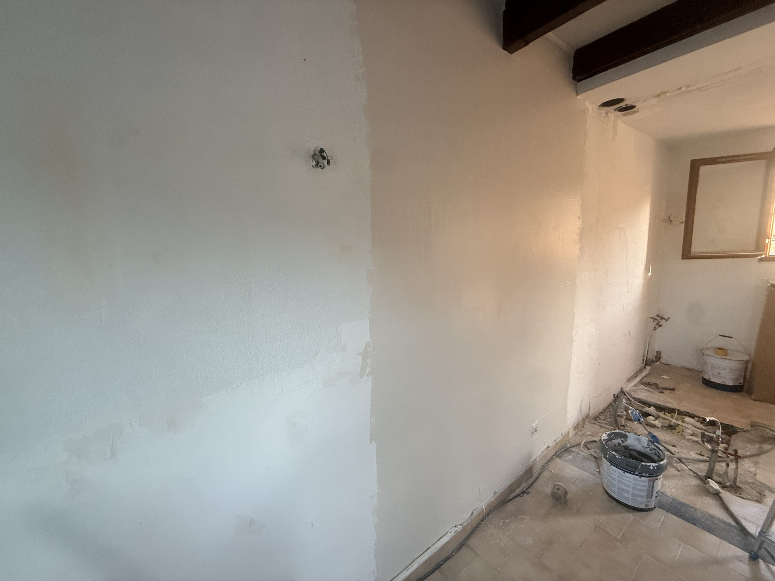 Ratissage du mur après la cuisine