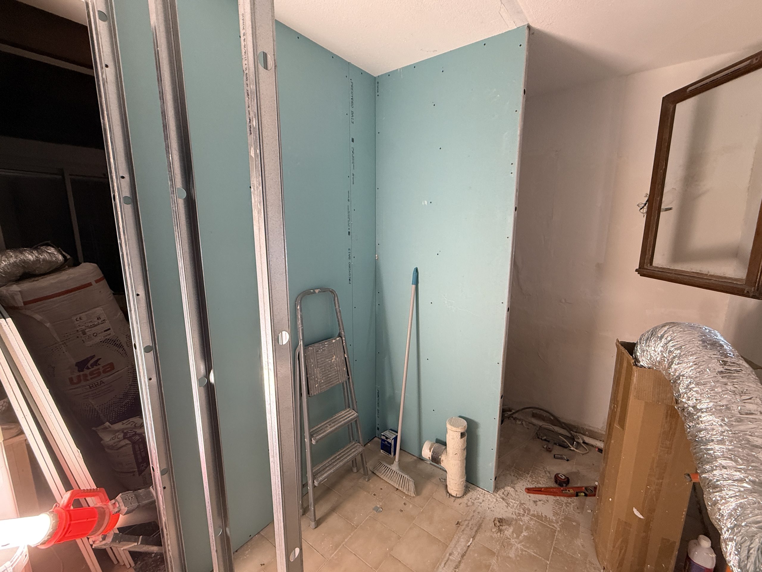 Bandes à joints sur cloison hydrofuge salle de bain Frontignan