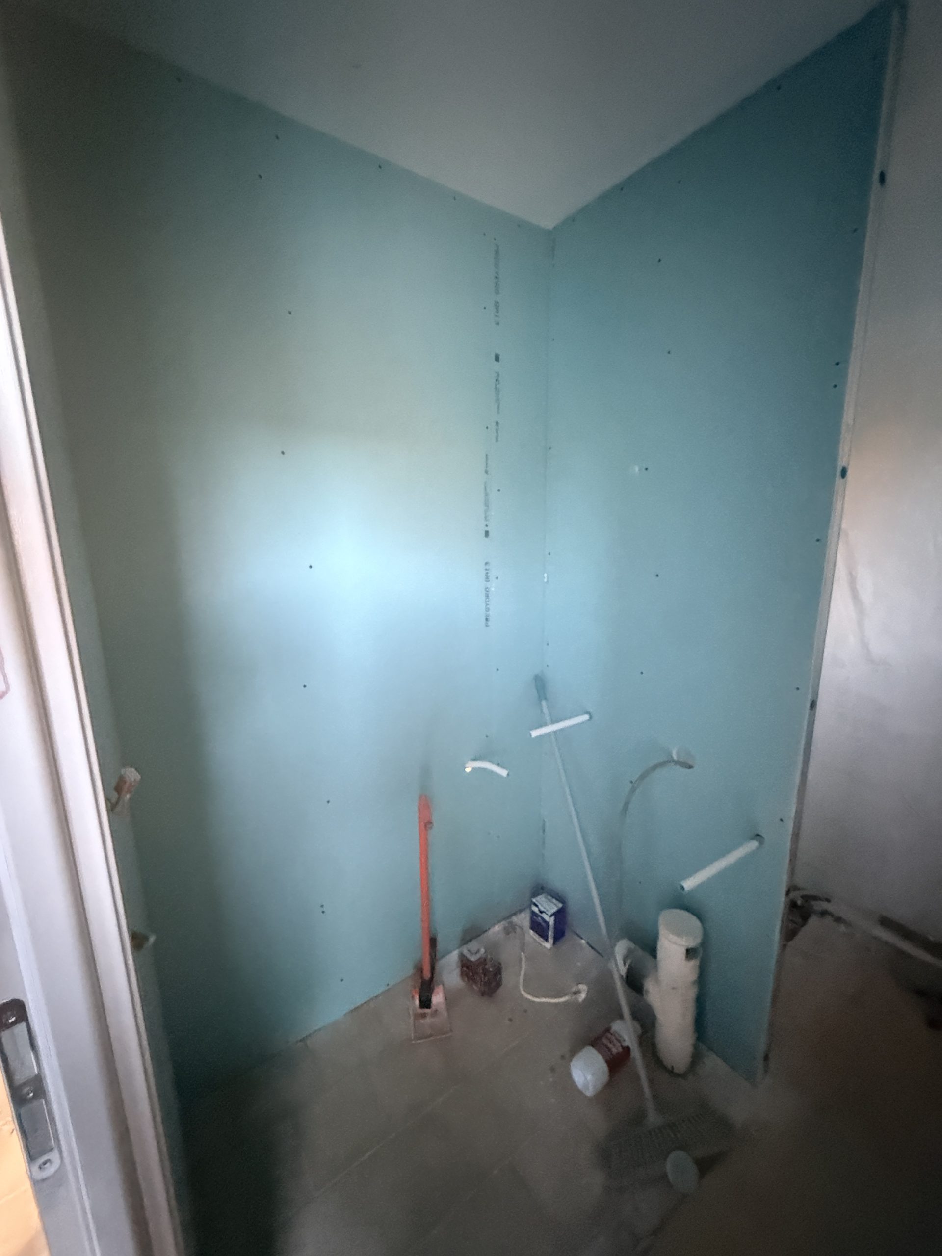 Ratissage complet des murs de la nouvelle pièce d'eau
