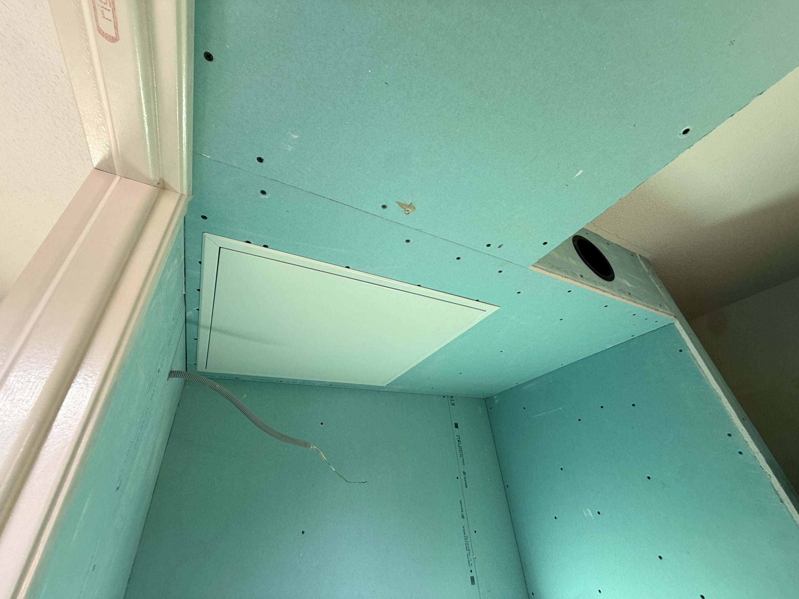 Première couche de peinture blanc satiné