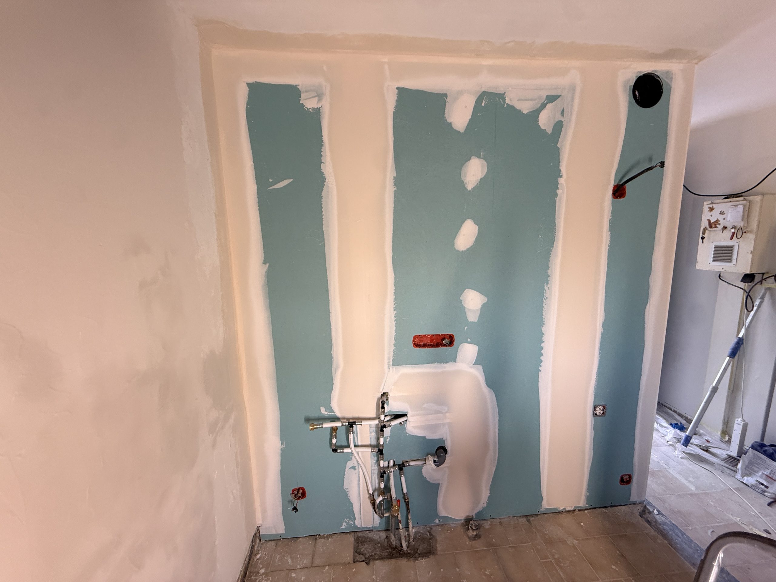 Plomberie neuve et électricité refaite avec prises supplémentaires