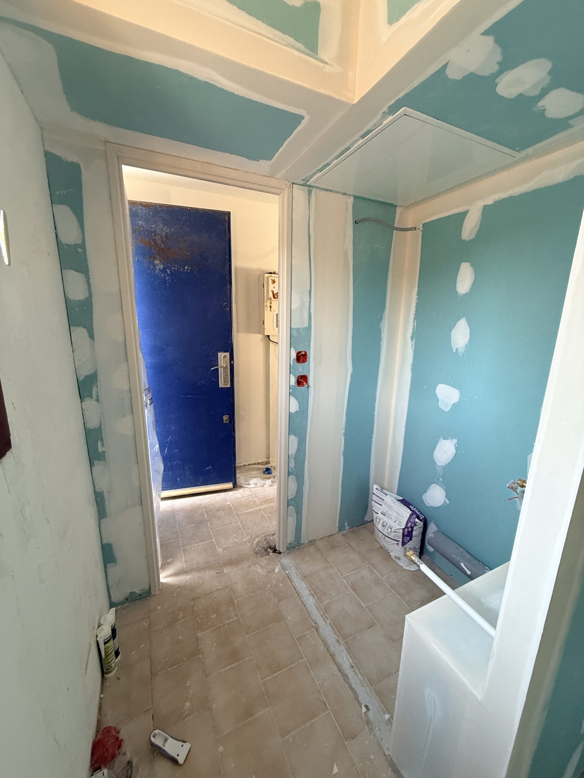Porte 83 cm ajustée pour la salle de bain
