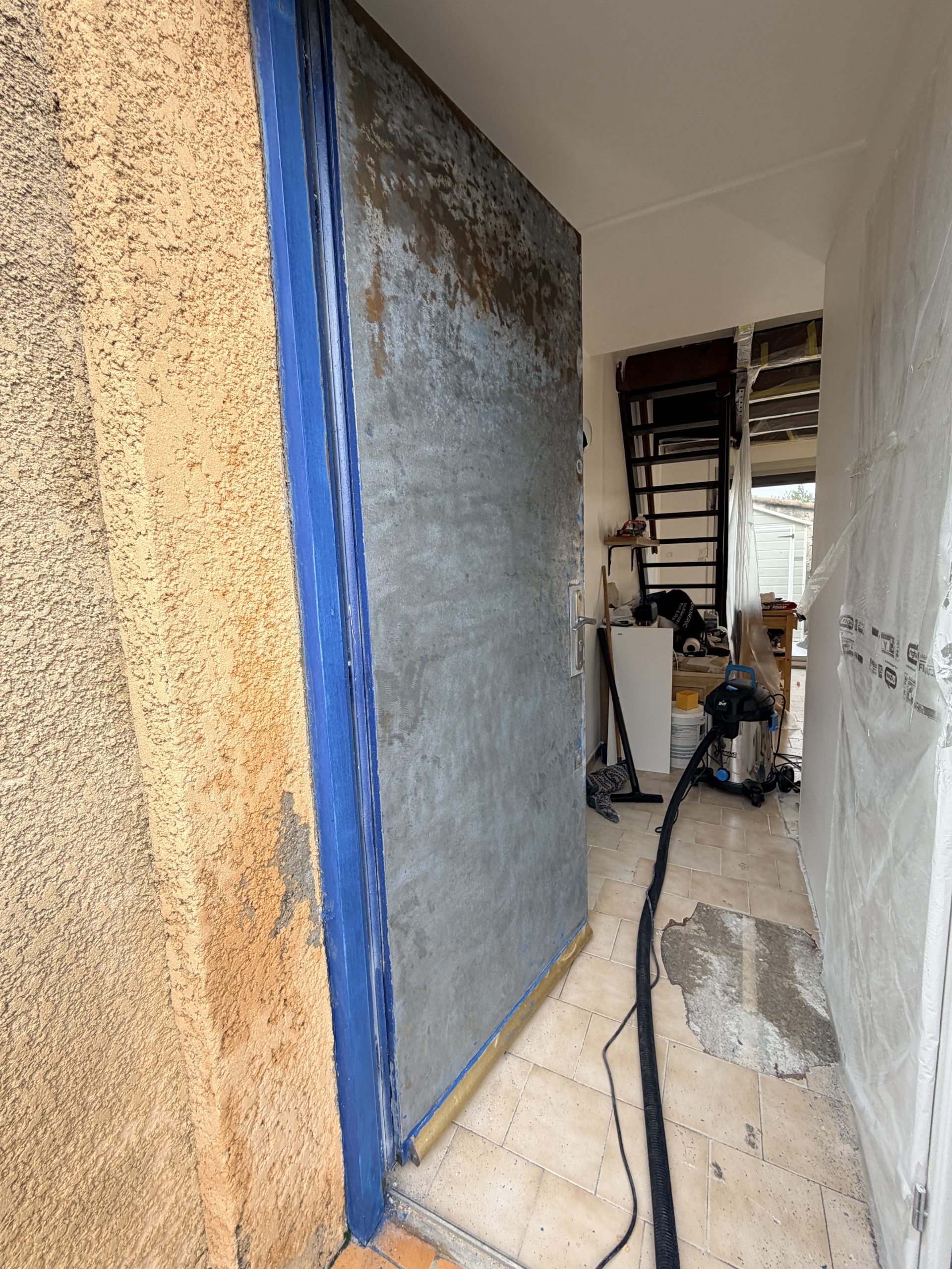 Porte d'entrée poncée à nu jusqu'à l'aluminium Frontignan