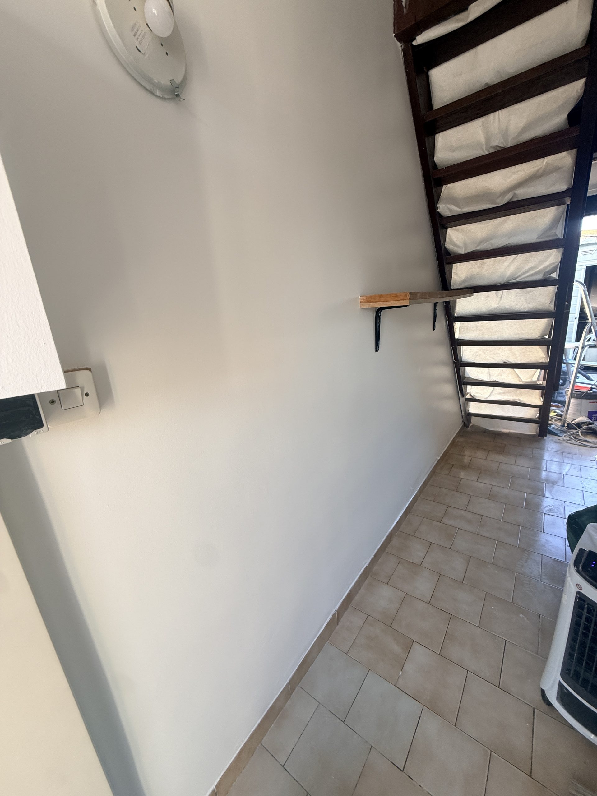 Mur peint fini et sain côté escalier
