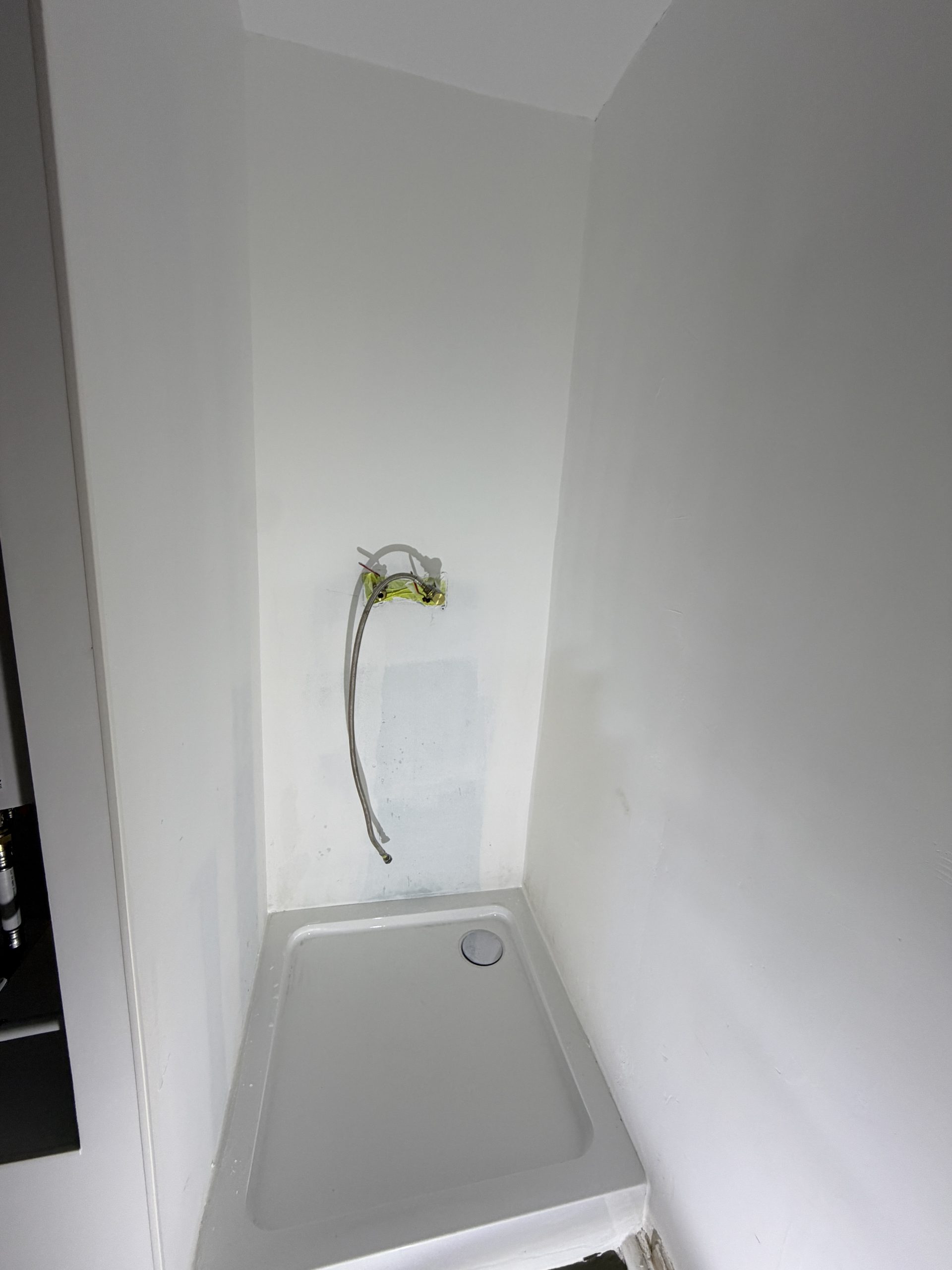 Bac de douche calé et raccordé