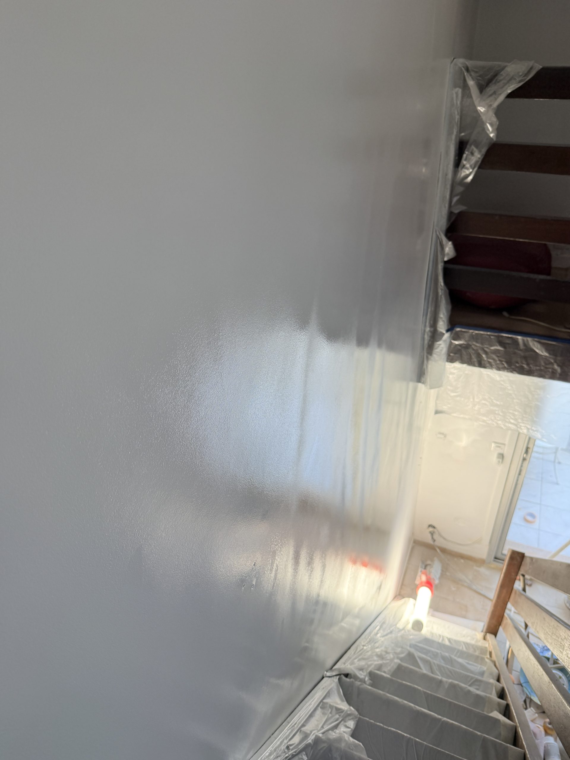 Mur d'escalier prêt pour la peinture