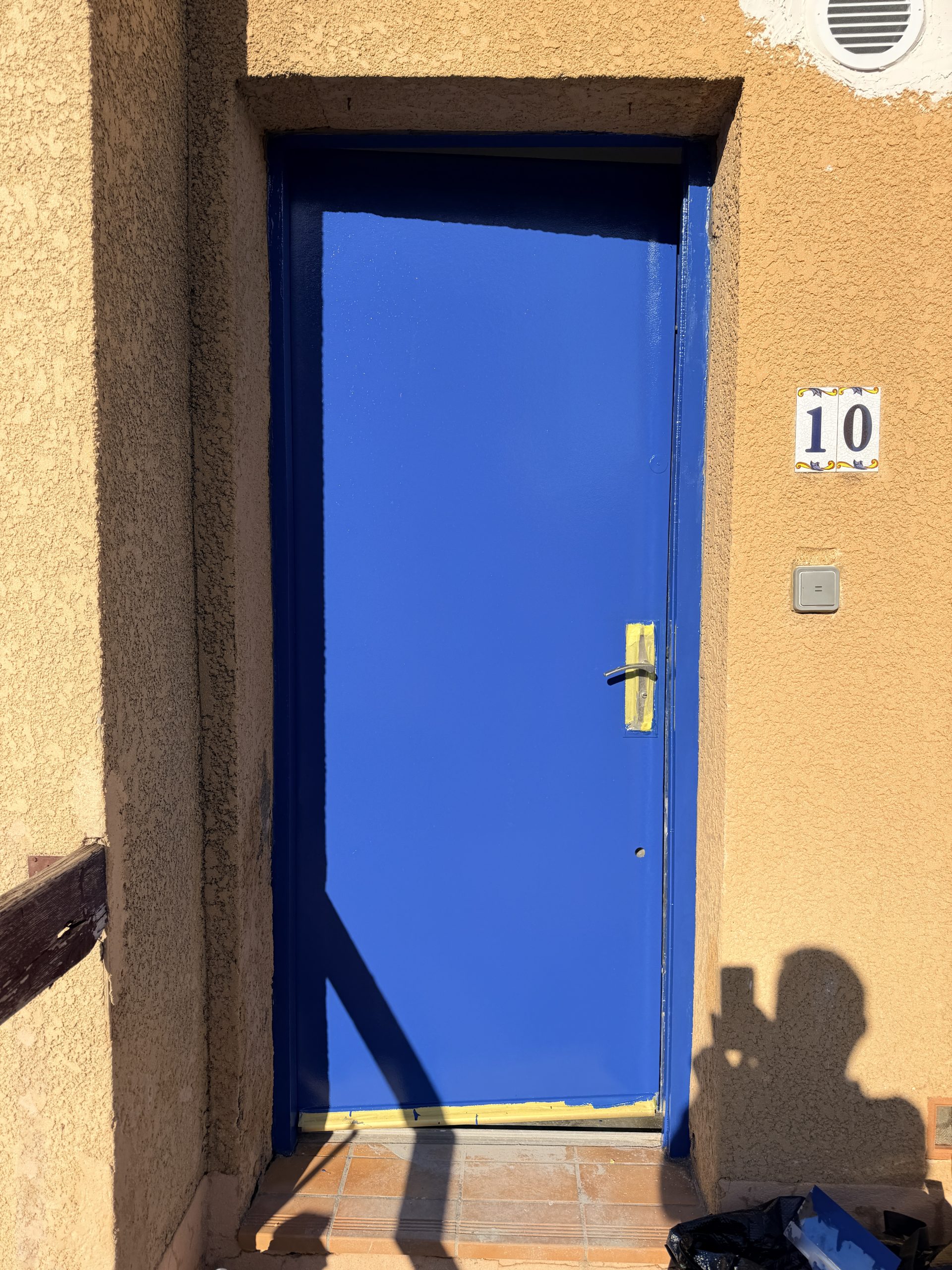 Mise en peinture bleue de la porte d'entrée