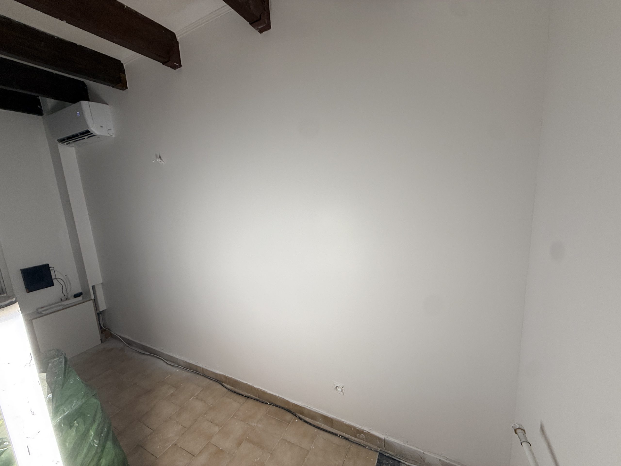 Nettoyage final de la pièce rénovée Frontignan