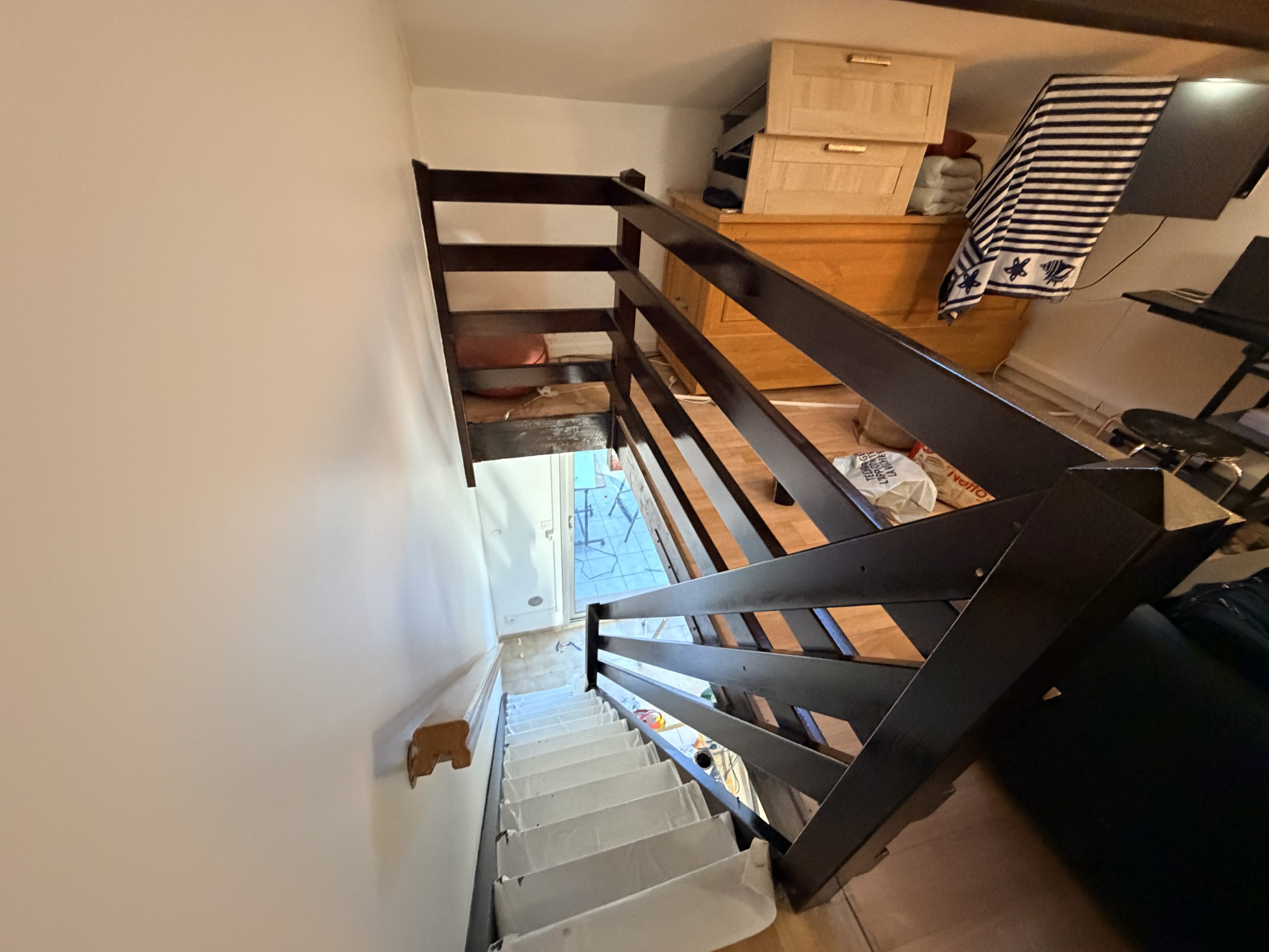 Rampe d'escalier repeinte