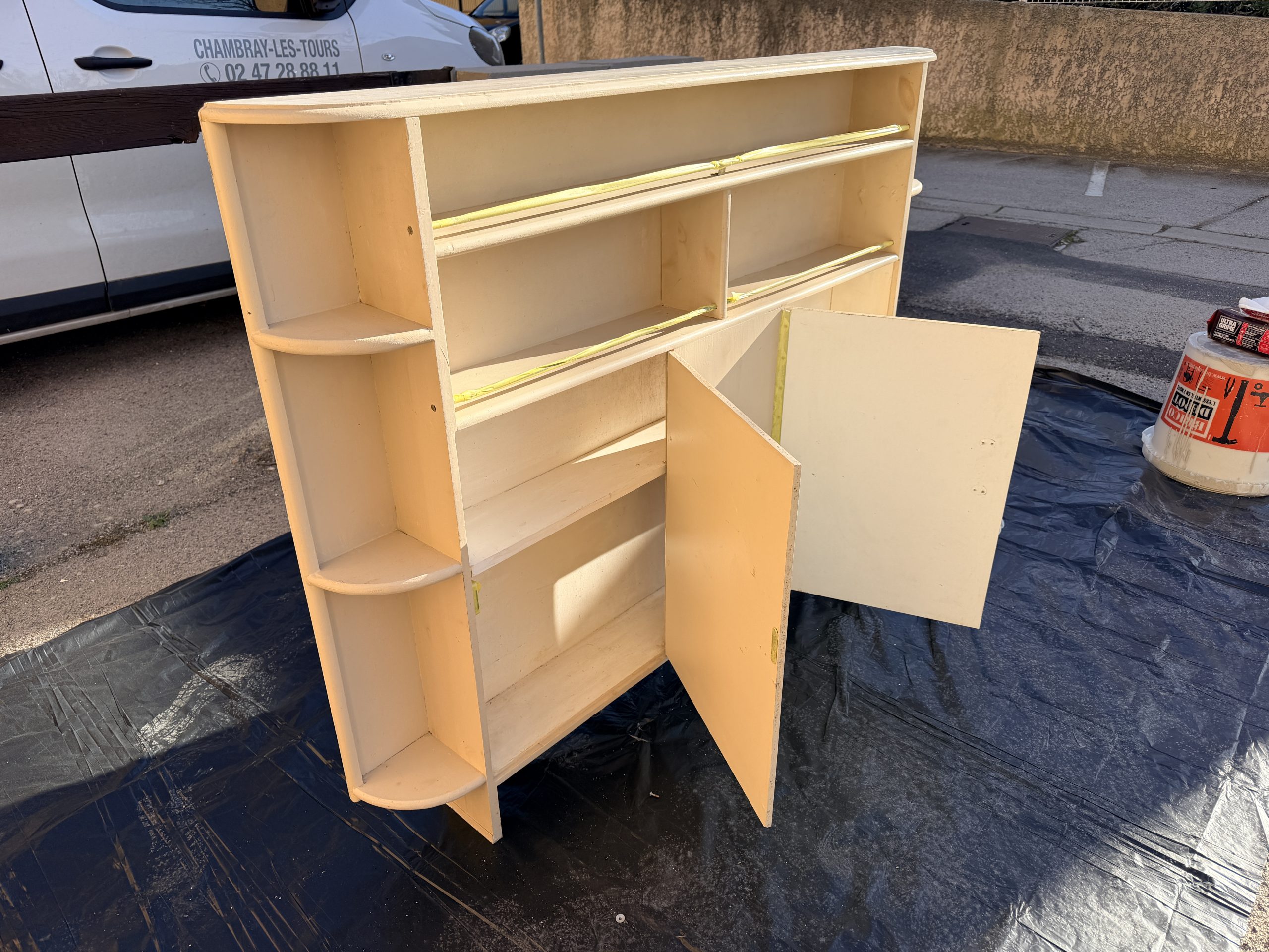 Remise en peinture blanche des meubles de rangement Frontignan