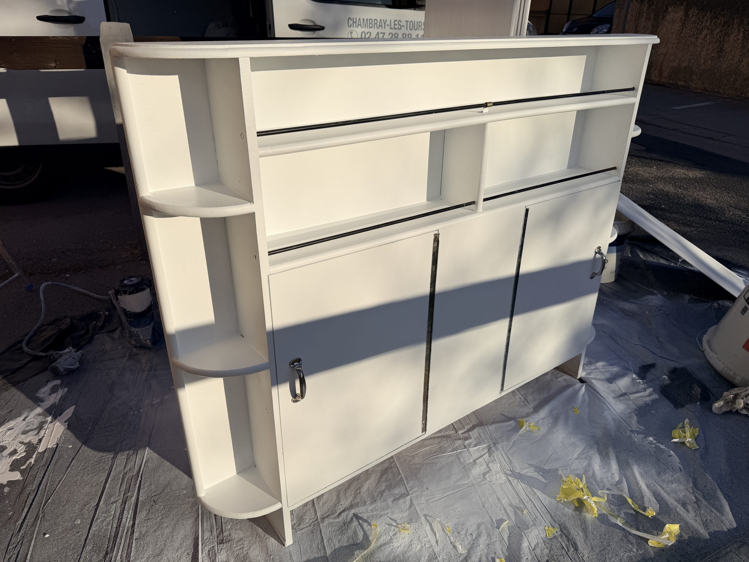 Meubles de rangement repeints en blanc