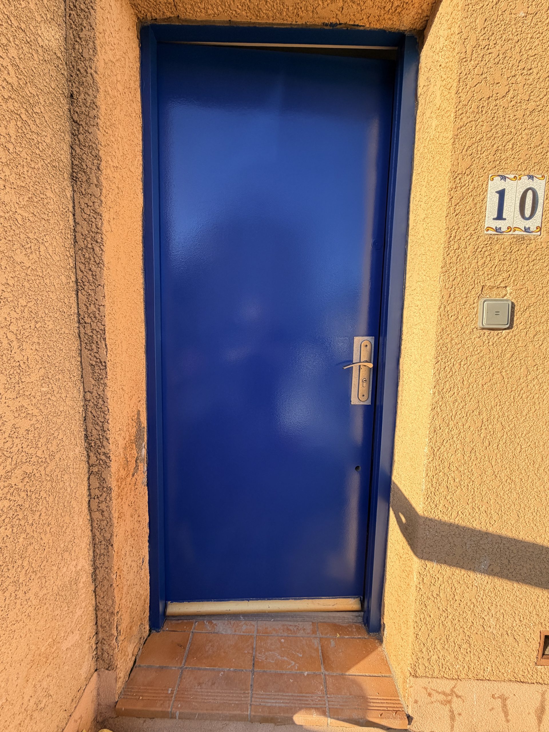 Porte d'entrée finie en bleu après rénovation Frontignan