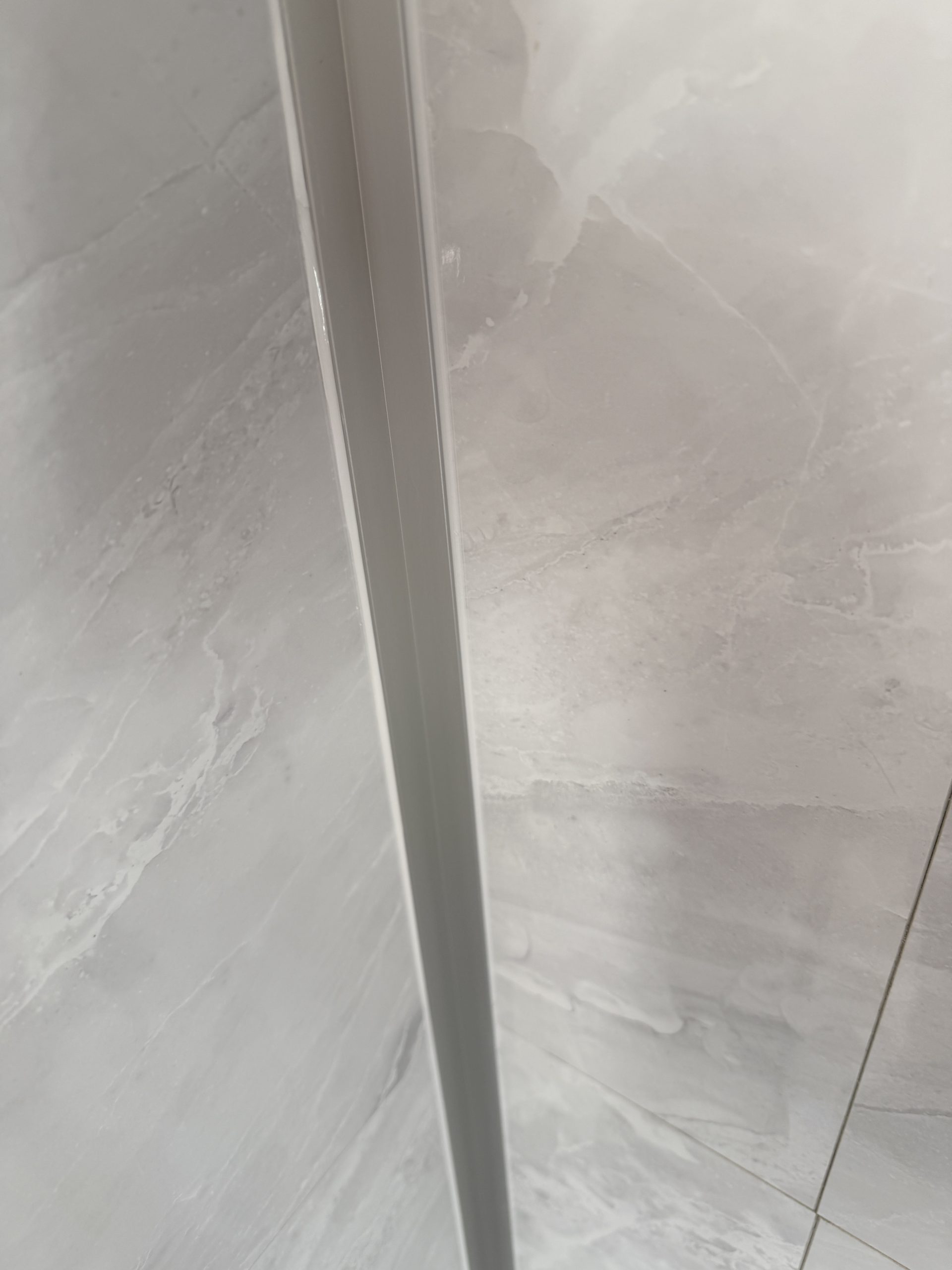 Profilé d'angle sur le carrelage de la douche
