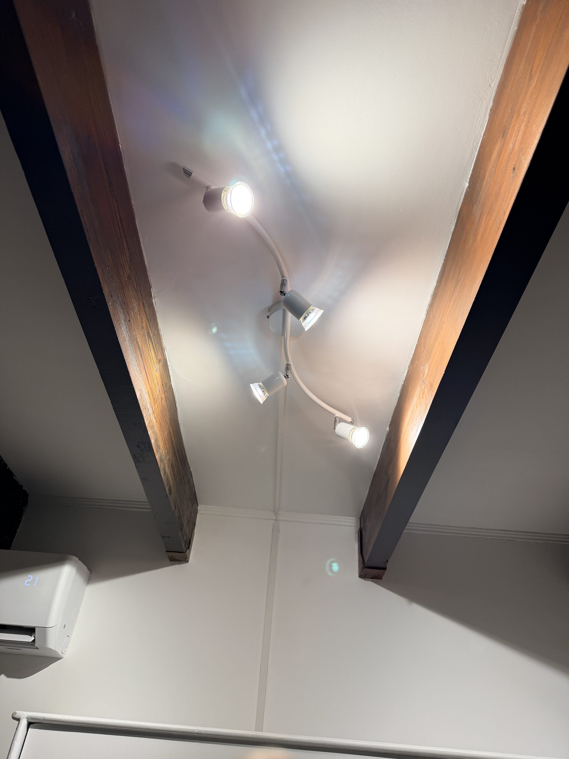 Plafond peint, poutres ravivées et nouveau luminaire Frontignan