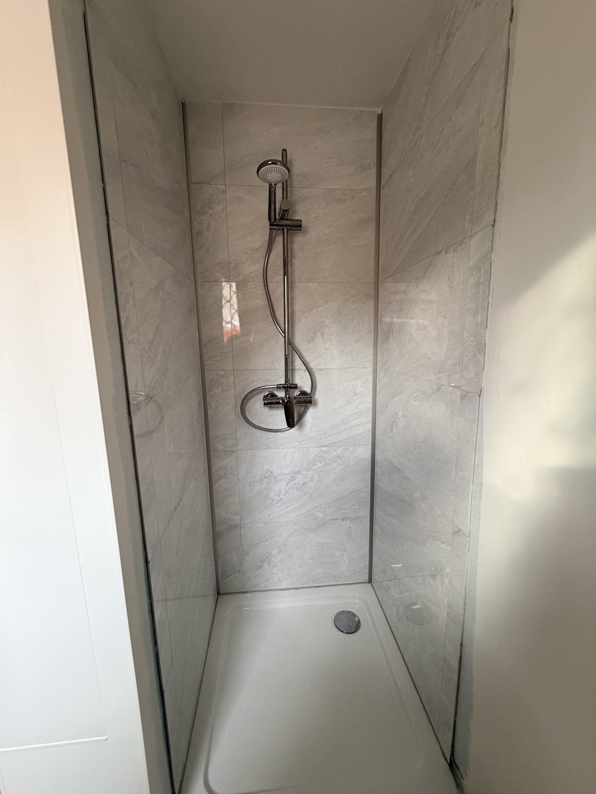 Finition des angles au profilé dans la douche