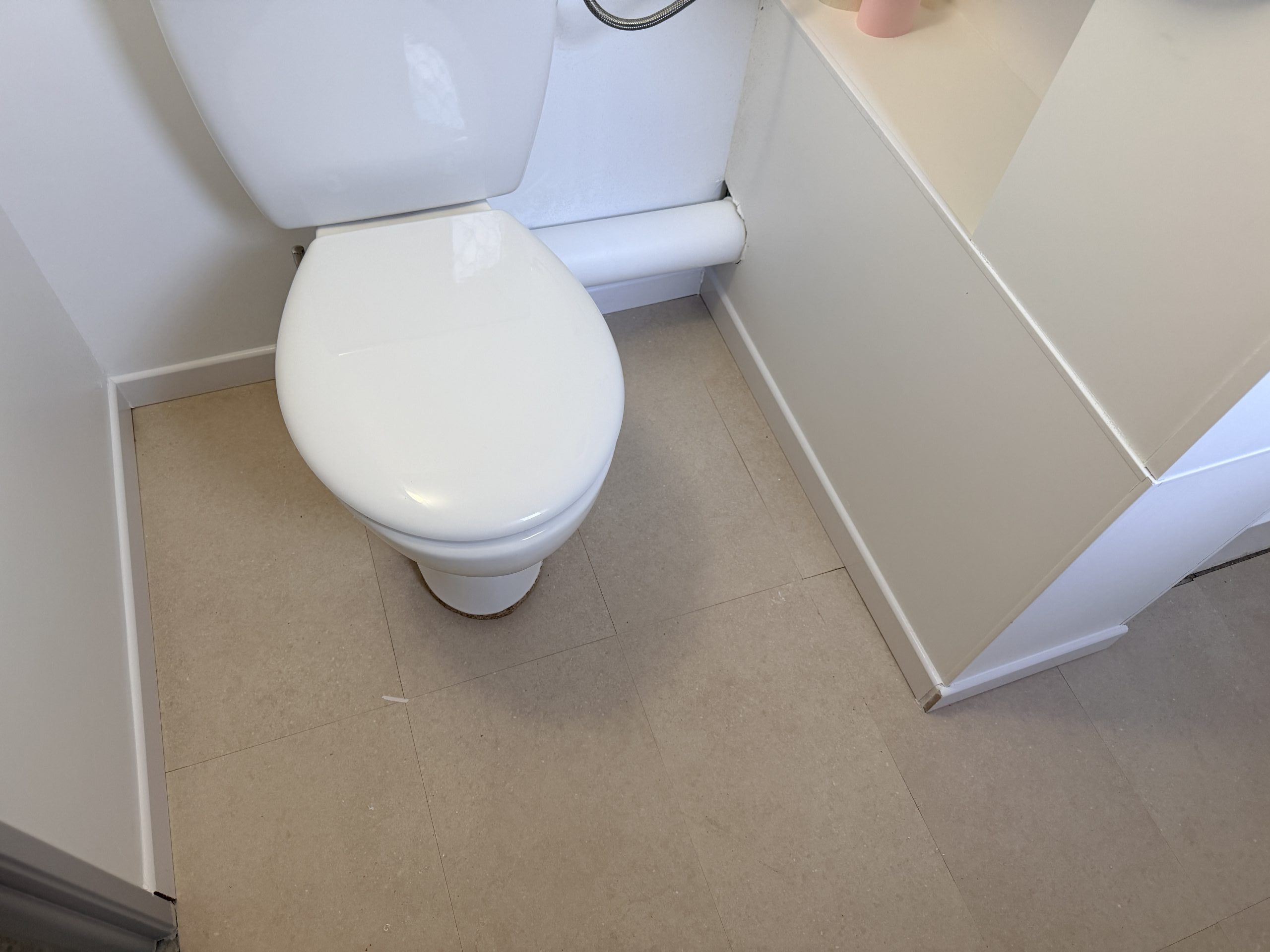 Pose du sol PVC effet pierre salle de bain