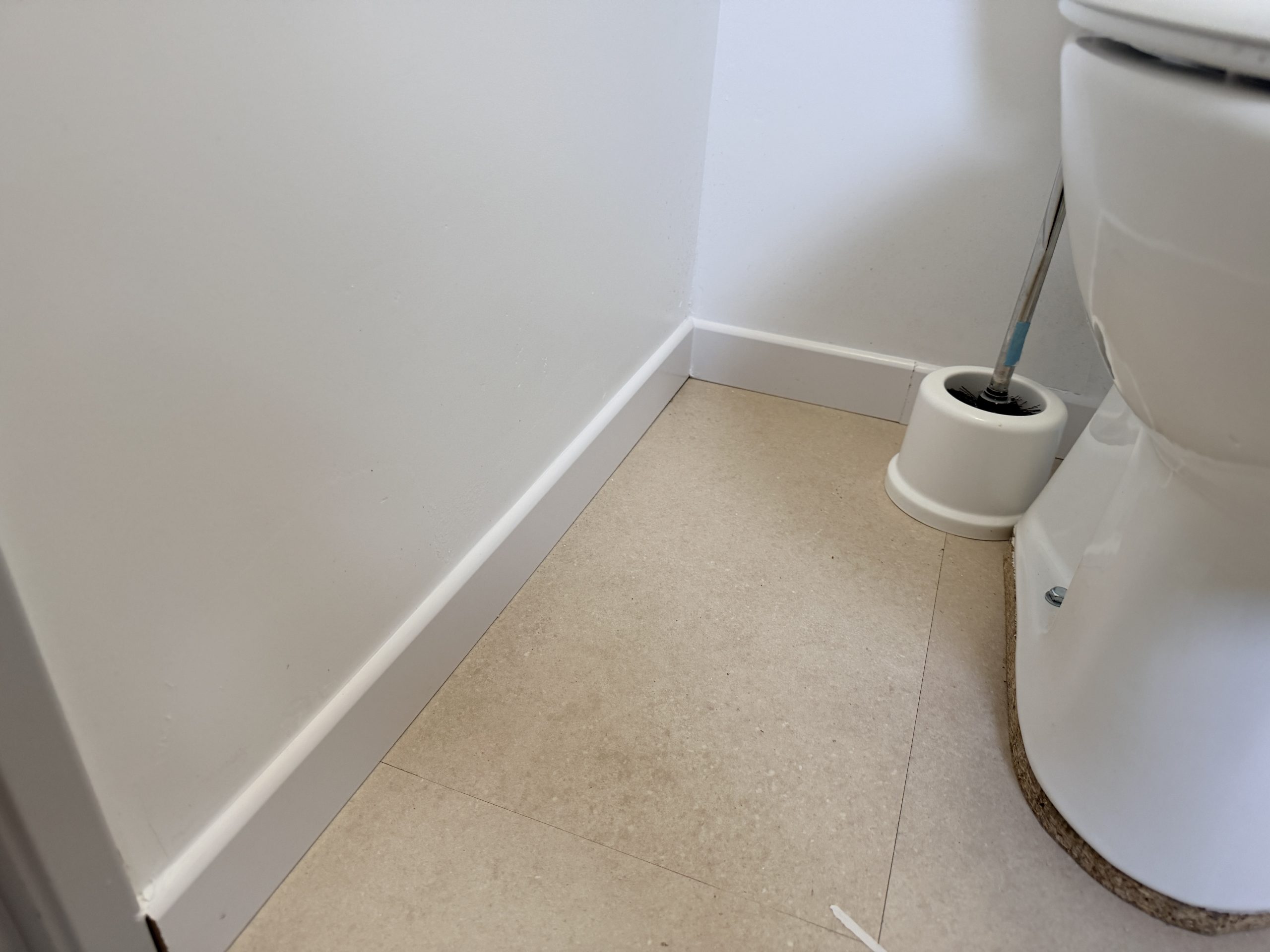 Plinthes posées et sol fini WC