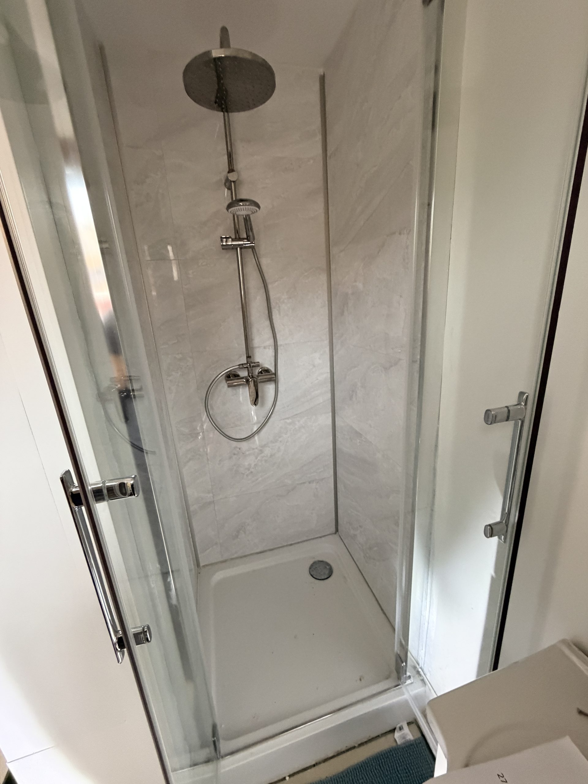 Douche finie avec porte et colonne double pommeaux Frontignan