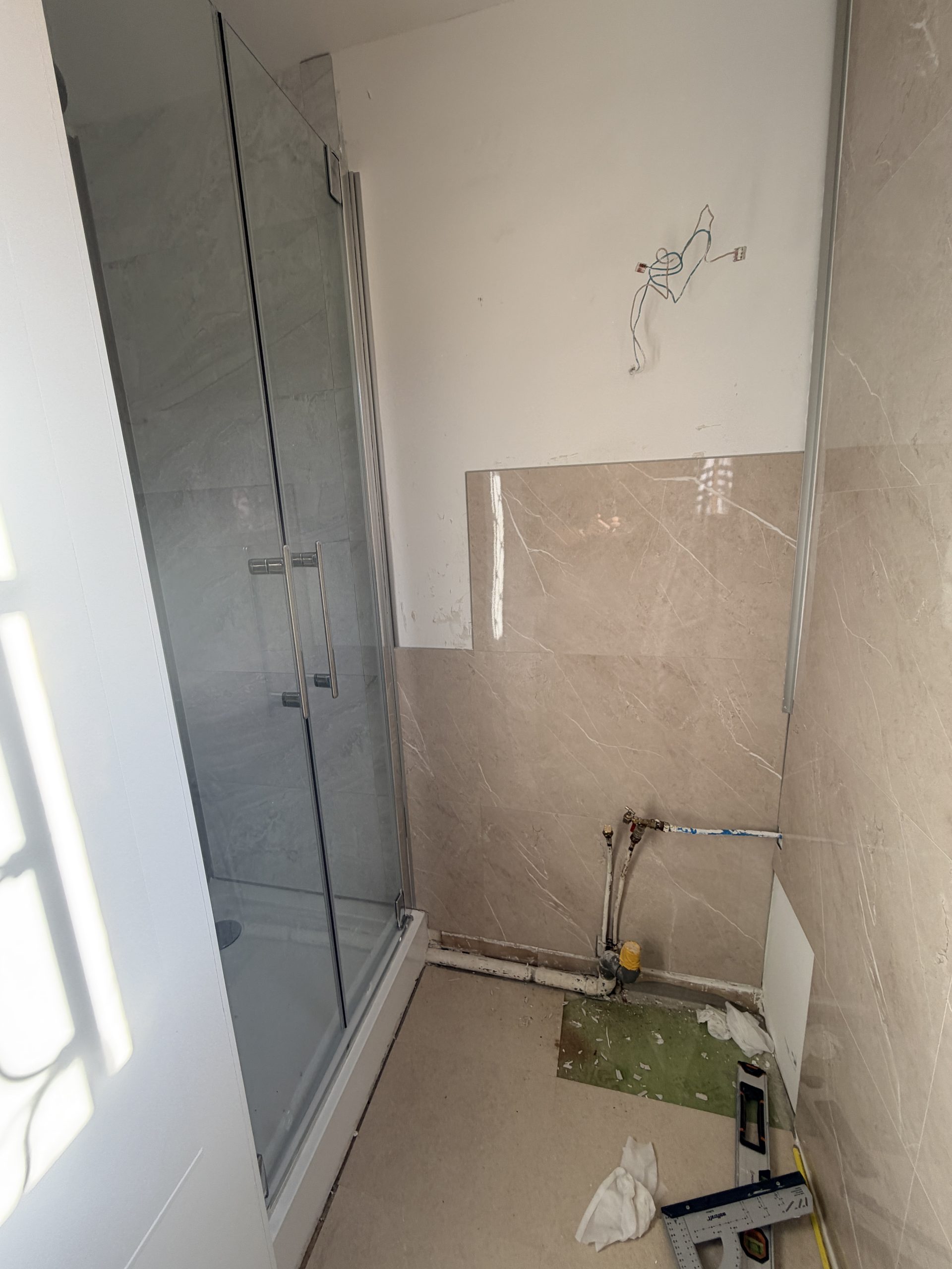 Sèche-serviettes installé dans la salle de bain