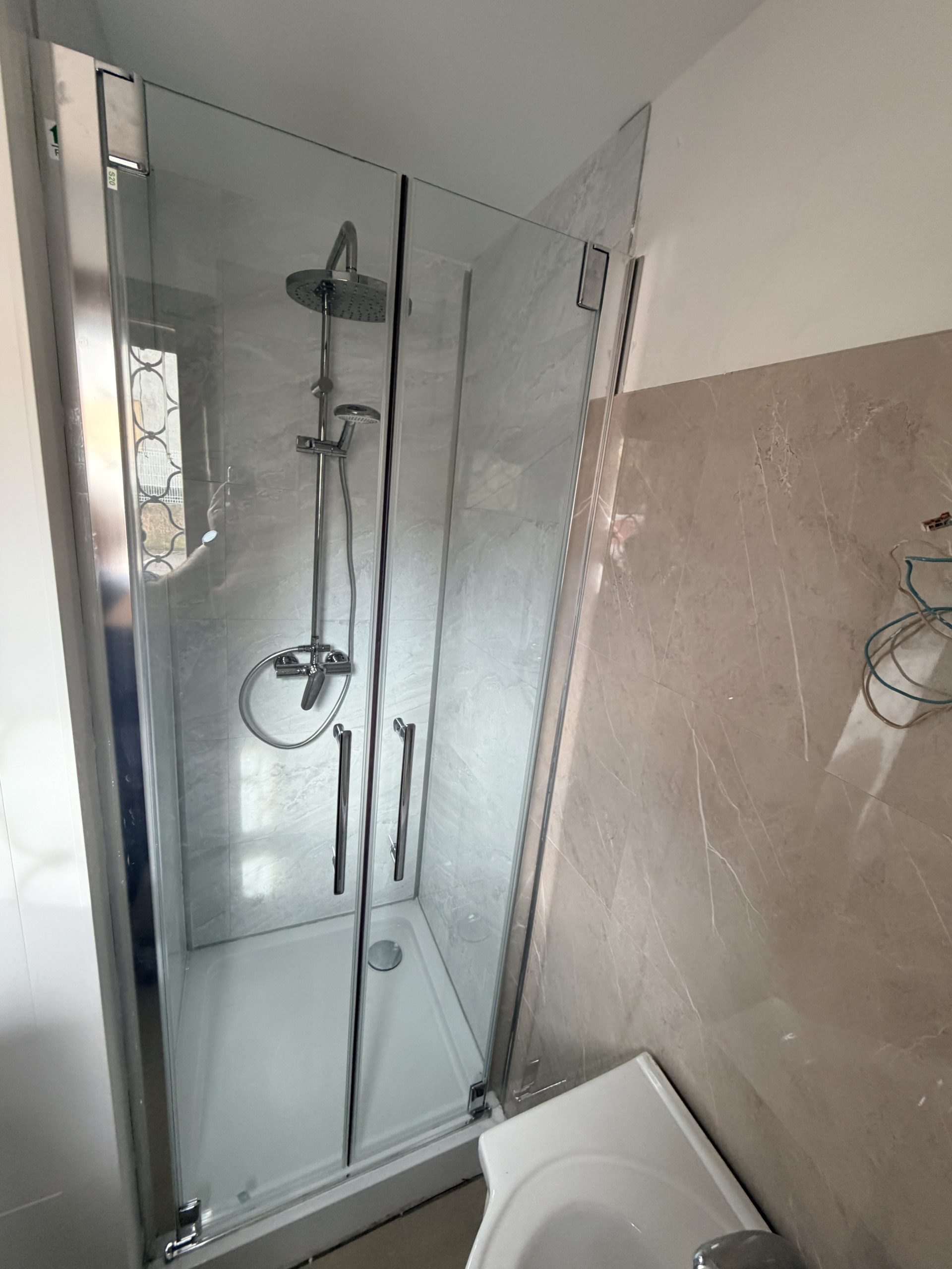 Douche après rénovation effet marbre Frontignan