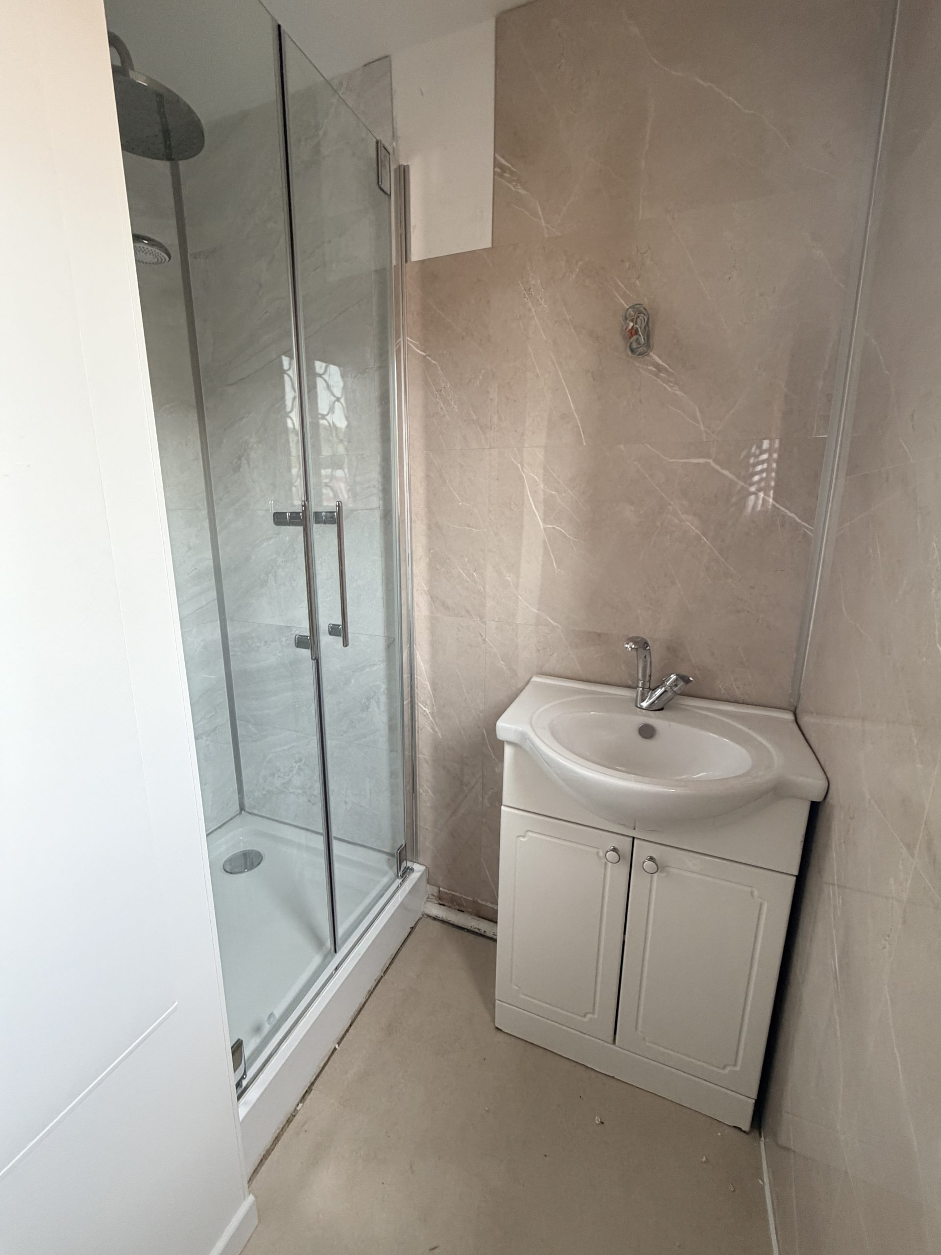 Meuble vasque mis en place salle de bain