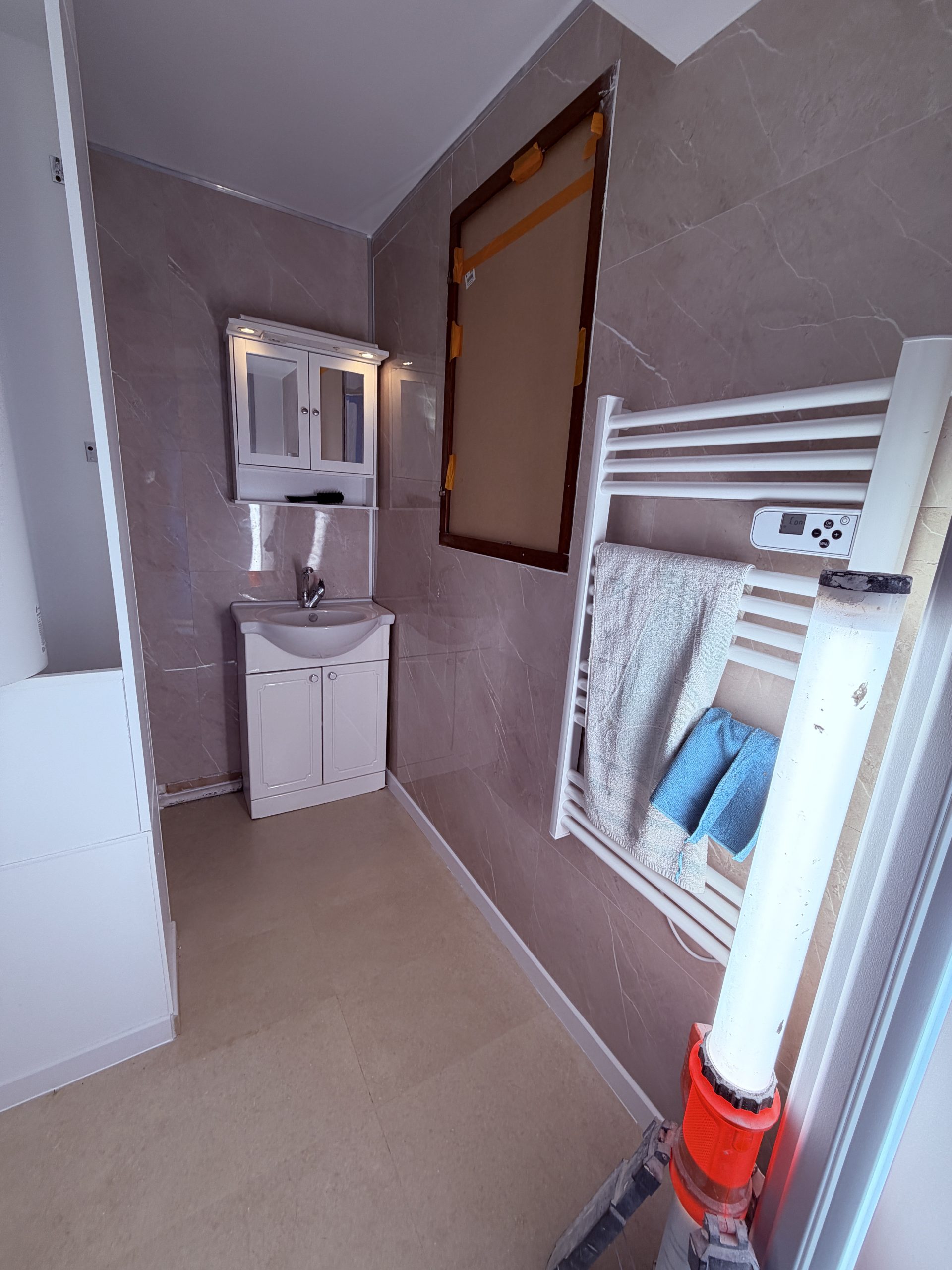 Salle de bain finie meuble vasque et sèche-serviettes
