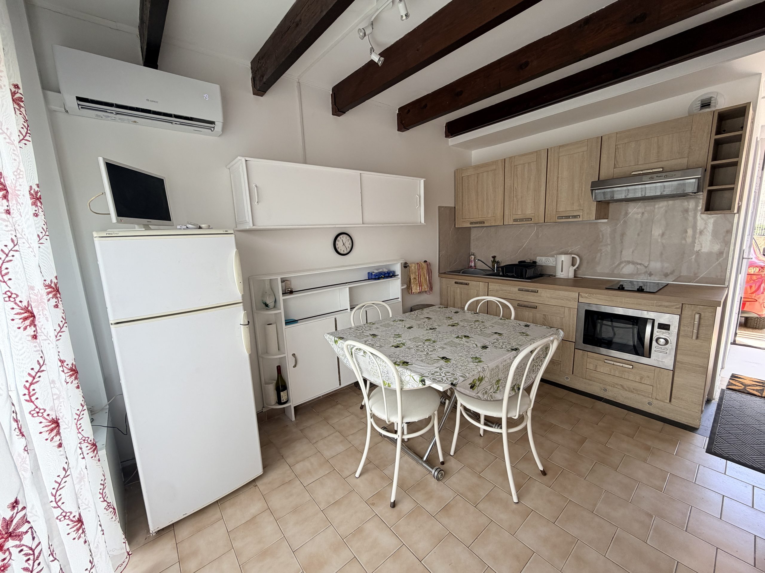 Pièce principale après rénovation, cuisine équipée Frontignan