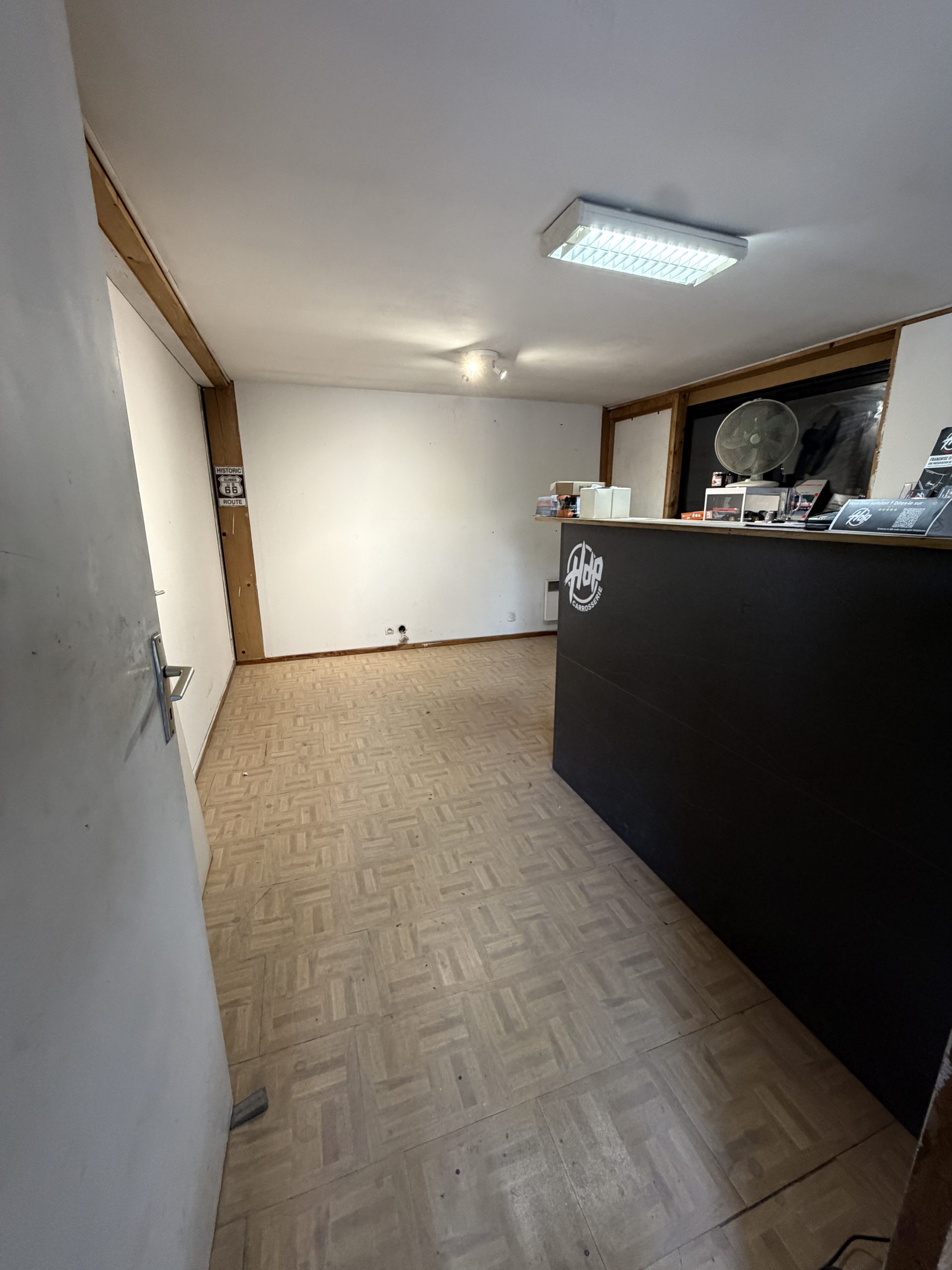 Bureau de carrosserie avant rénovation à Montpellier
