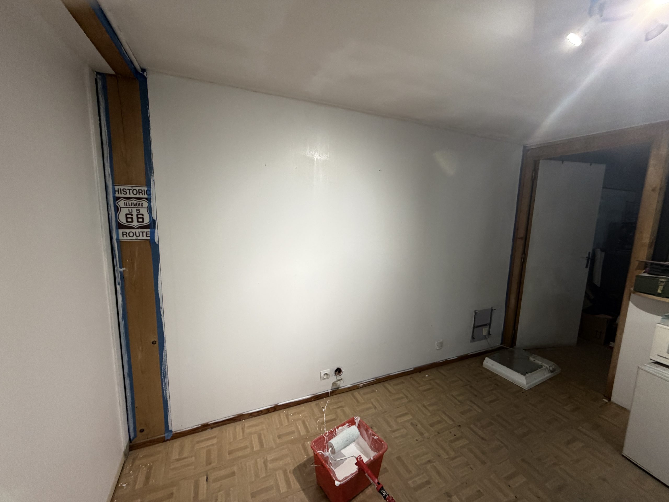 Application de la peinture blanche