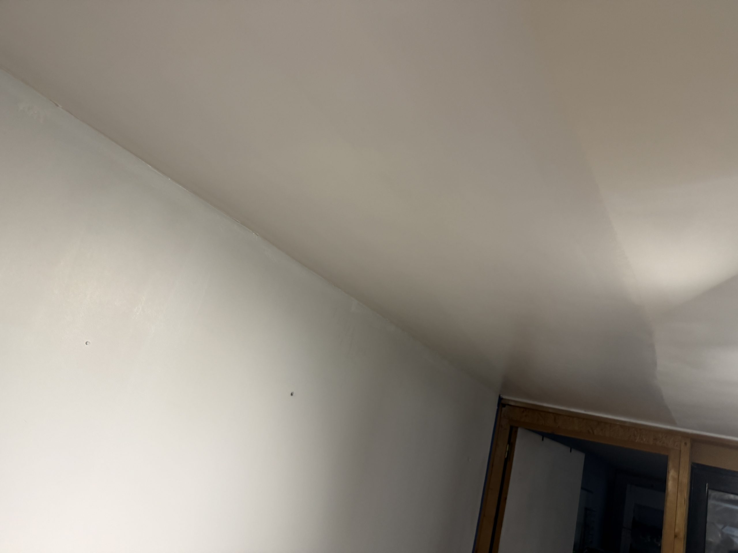 Peinture en cours dans l'espace bureau