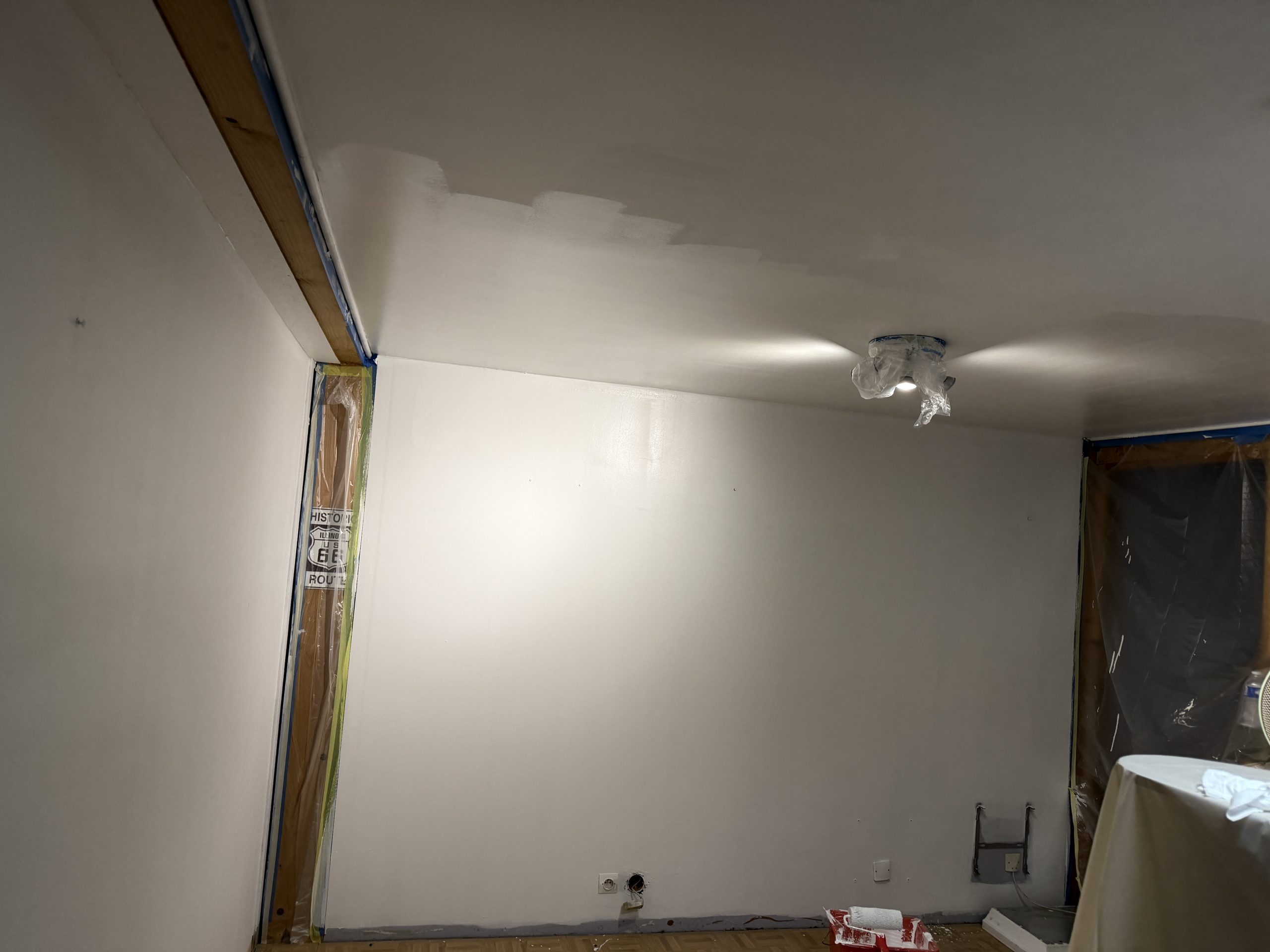 Espace accueil repeint en blanc