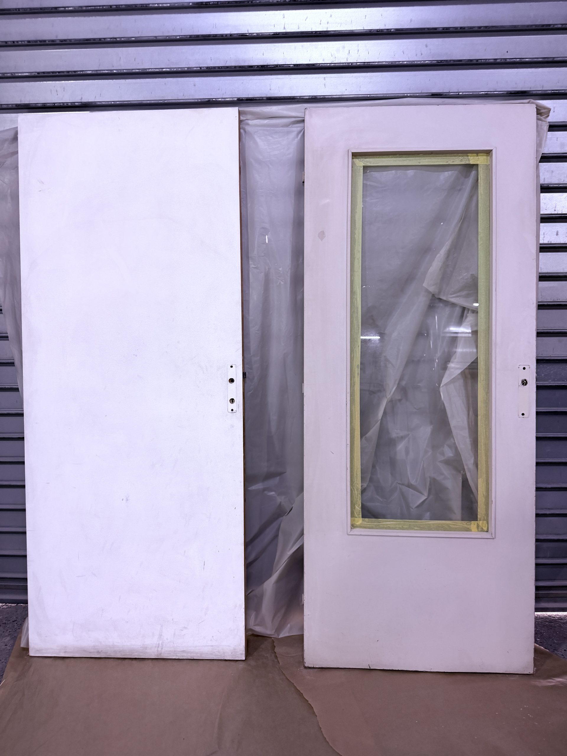 Peinture de la porte d'entrée du bureau